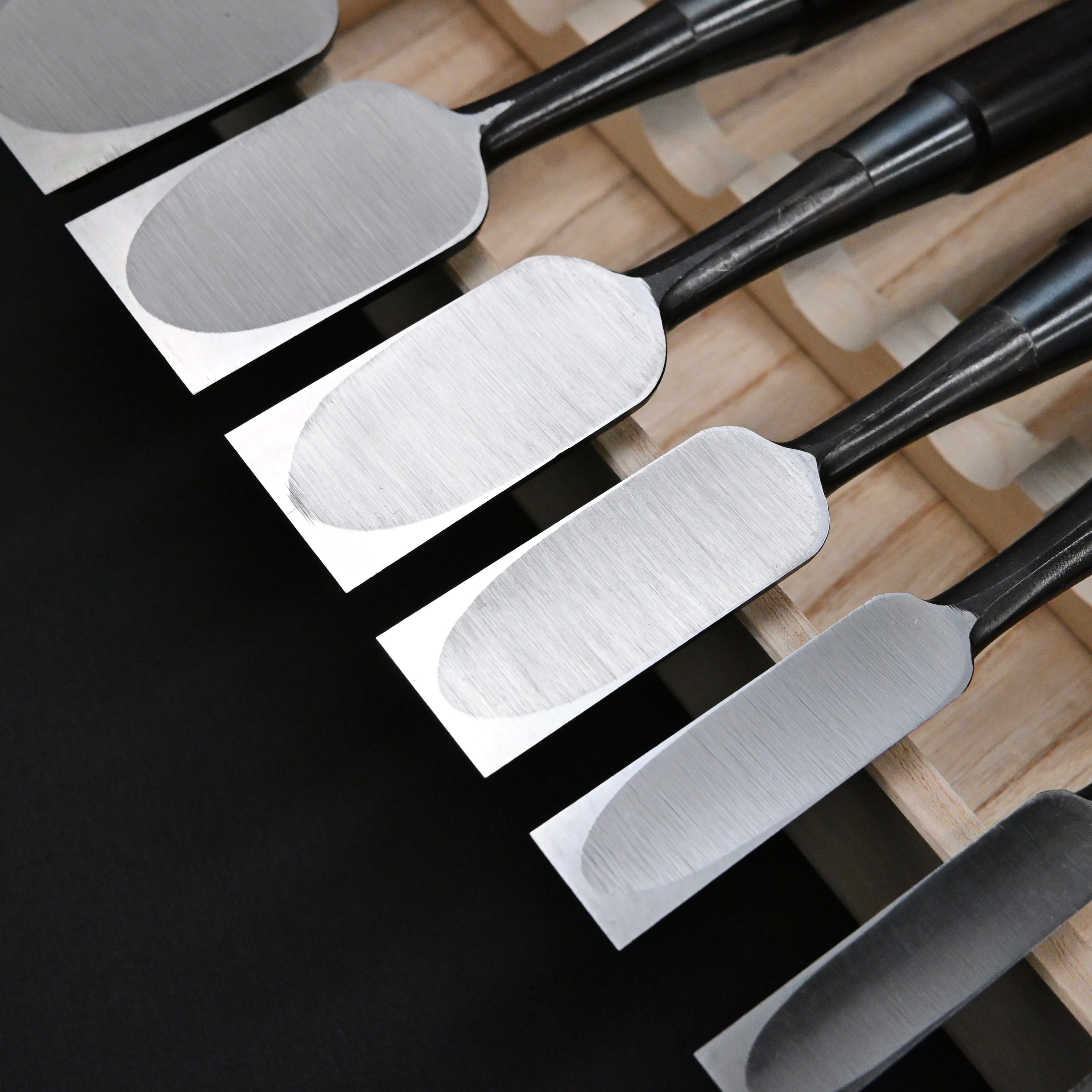 菊弘丸 追入組鑿 黒檀柄入 桐箱付    Kikuhiromaru Bench chisels set Ebony Handle with wooden box