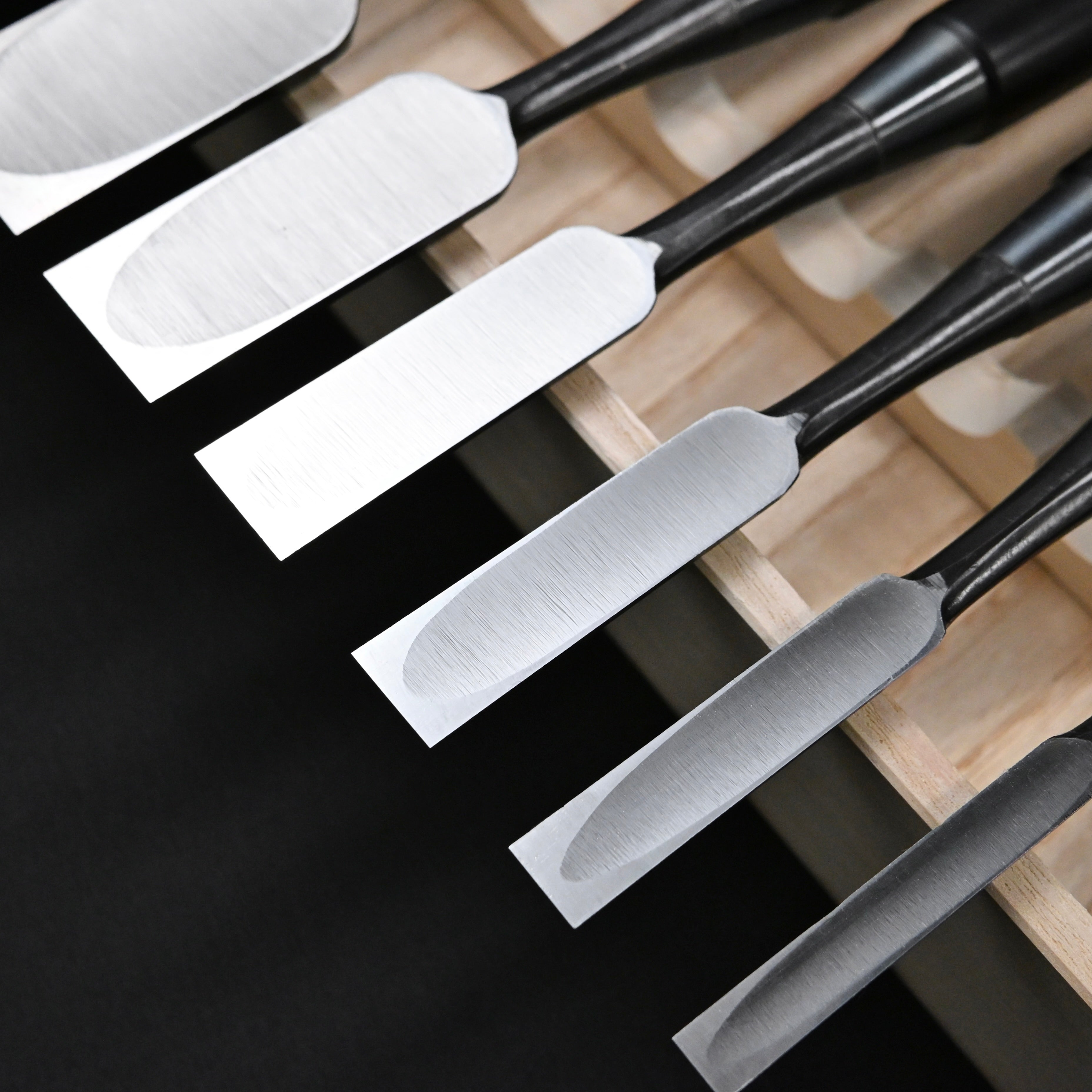 菊弘丸 追入組鑿 黒檀柄入 桐箱付    Kikuhiromaru Bench chisels set Ebony Handle with wooden box