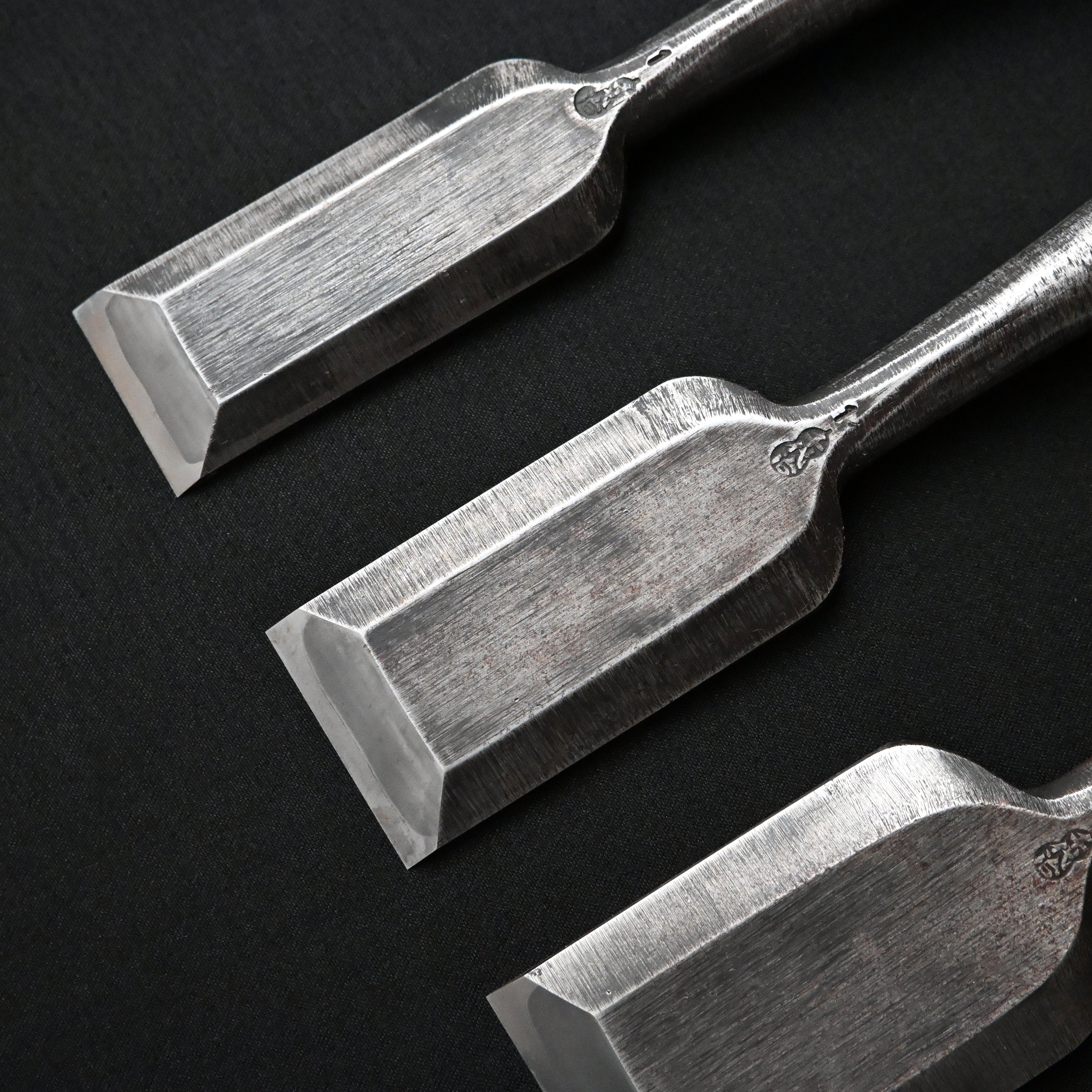 Old stock Chiyoharu Bench chisels   掘出し物 千代治 追入鑿 赤樫柄