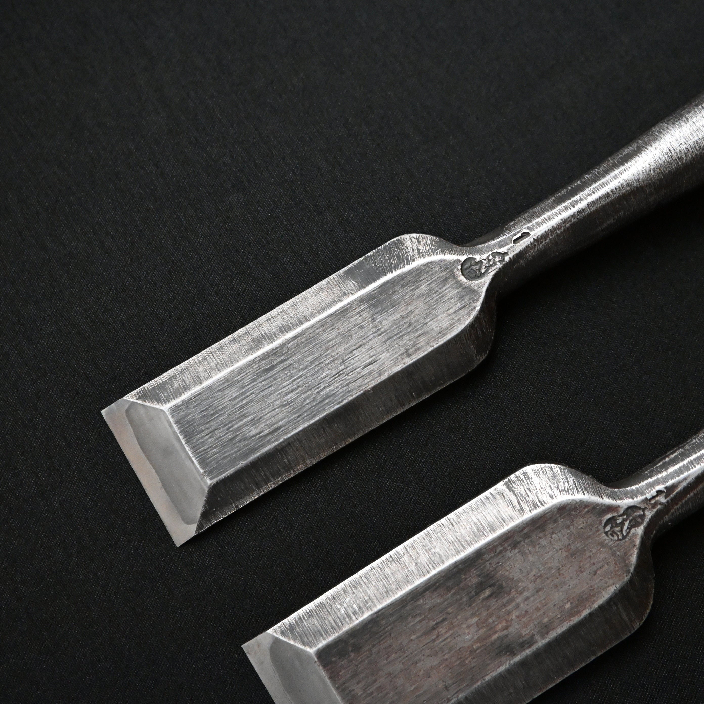 Old stock Chiyoharu Bench chisels   掘出し物 千代治 追入鑿 赤樫柄