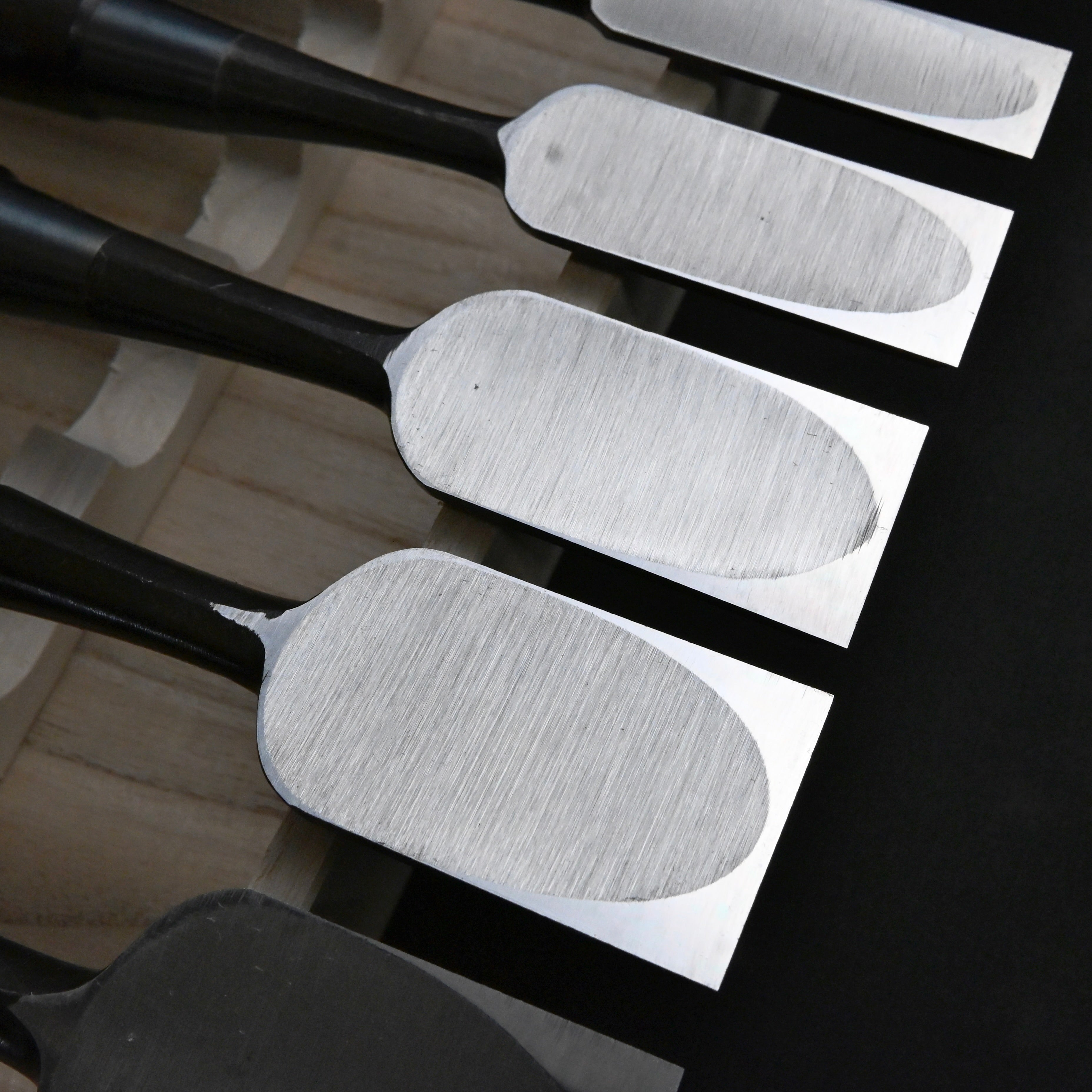 菊弘丸 追入組鑿 黒檀柄入 桐箱付    Kikuhiromaru Bench chisels set Ebony Handle with wooden box