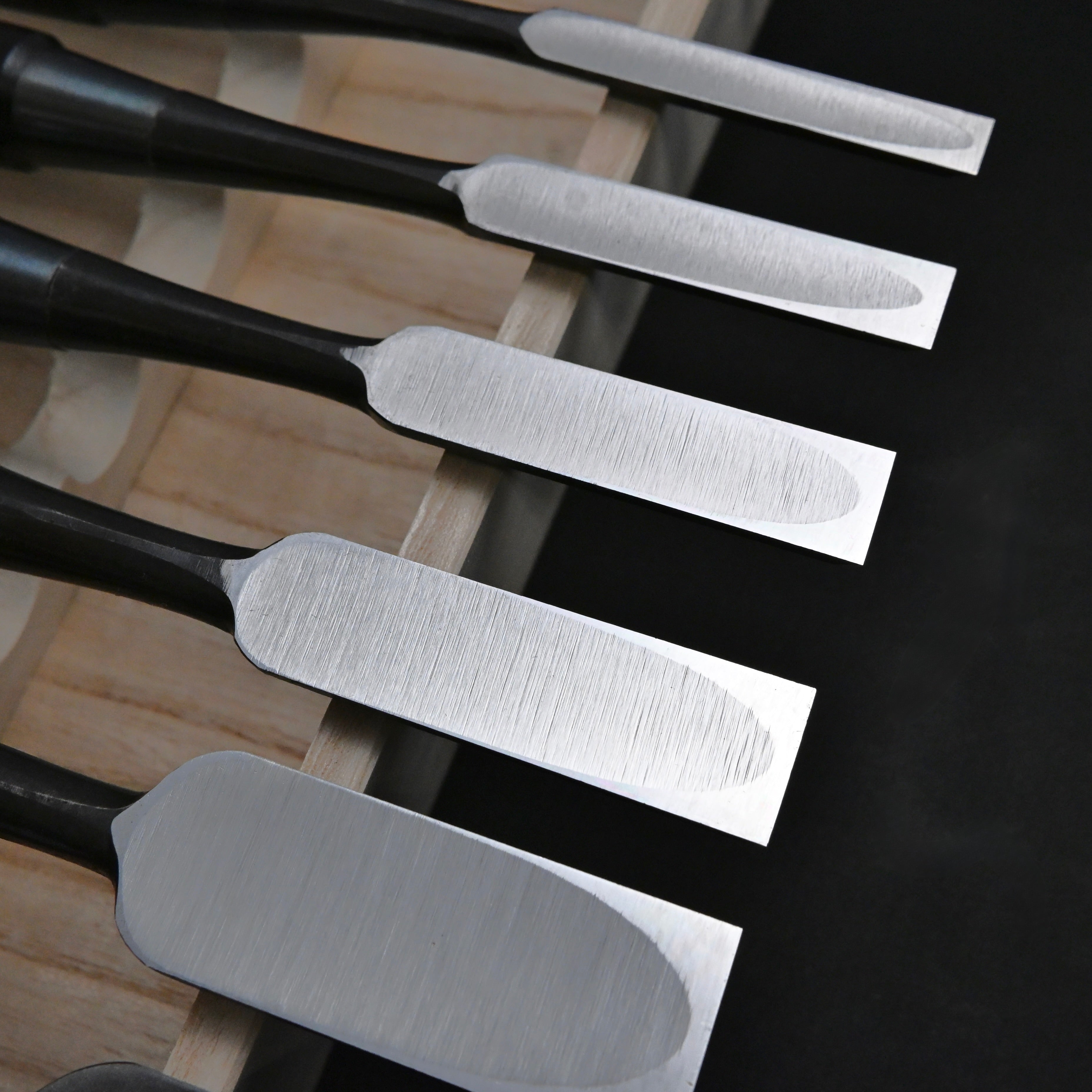 菊弘丸 追入組鑿 黒檀柄入 桐箱付 Kikuhiromaru Bench chisels set