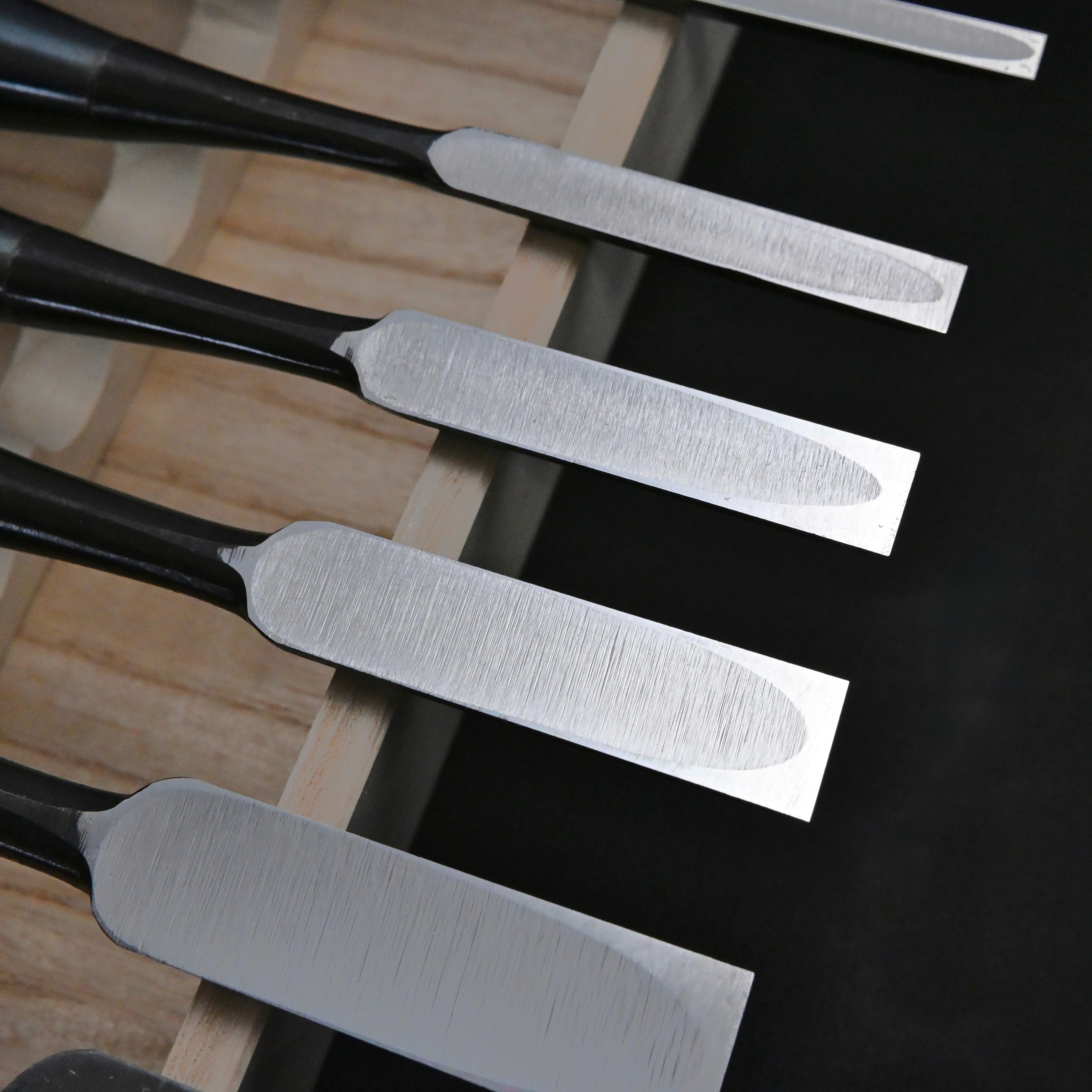 菊弘丸 追入組鑿 黒檀柄入 桐箱付    Kikuhiromaru Bench chisels set Ebony Handle with wooden box