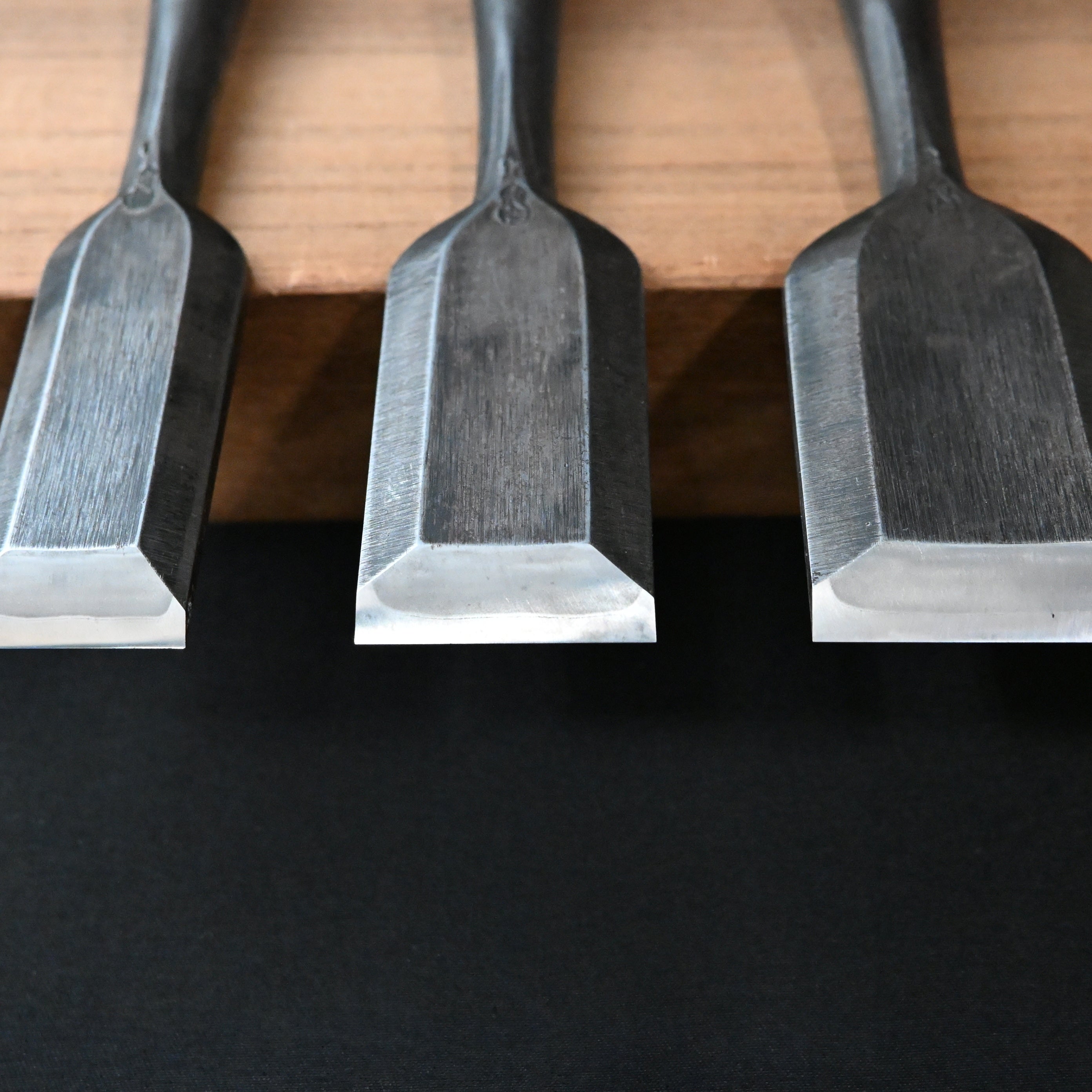 Old stock Chiyoharu Bench chisels   掘出し物 千代治 追入鑿 赤樫柄