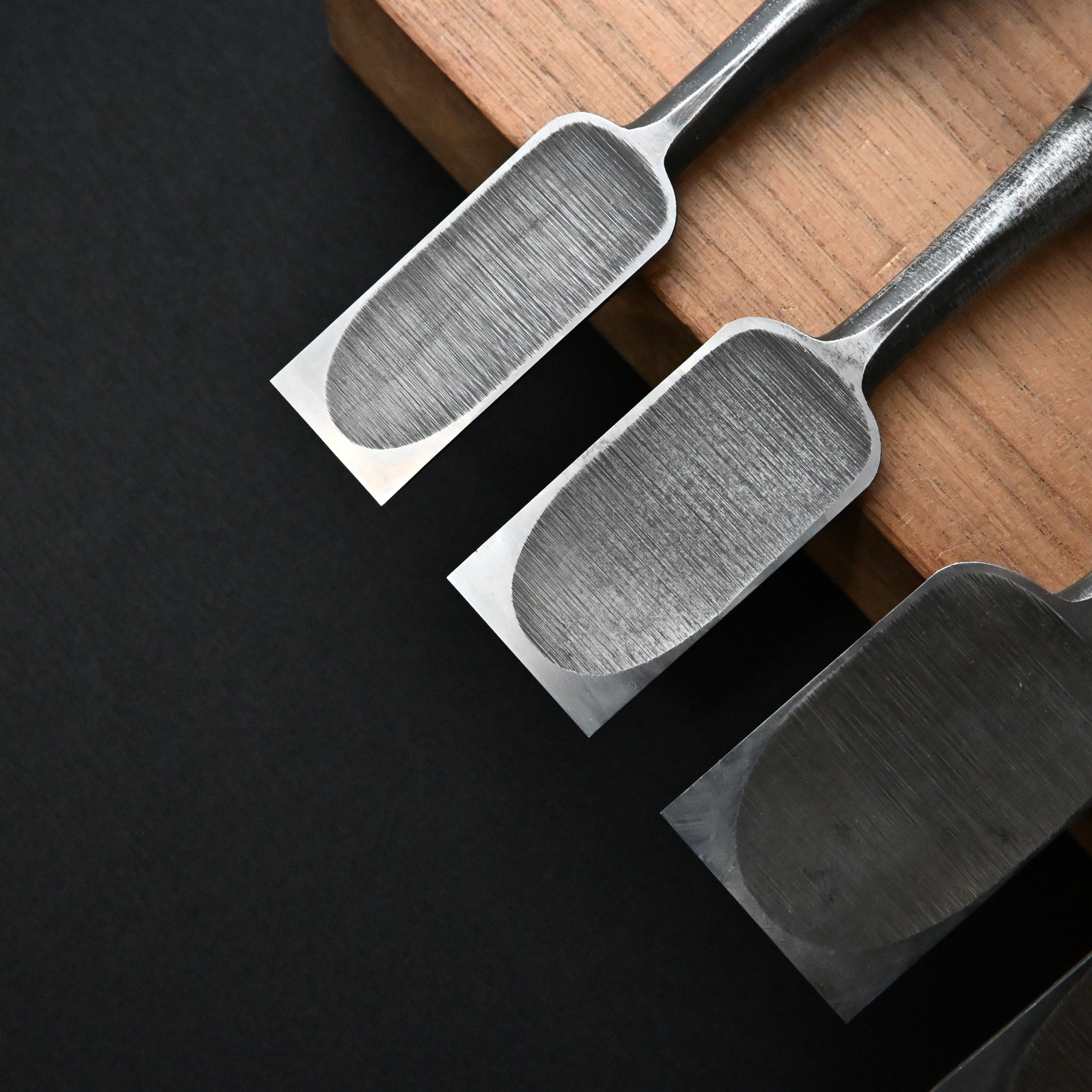 Old stock Chiyoharu Bench chisels   掘出し物 千代治 追入鑿 赤樫柄