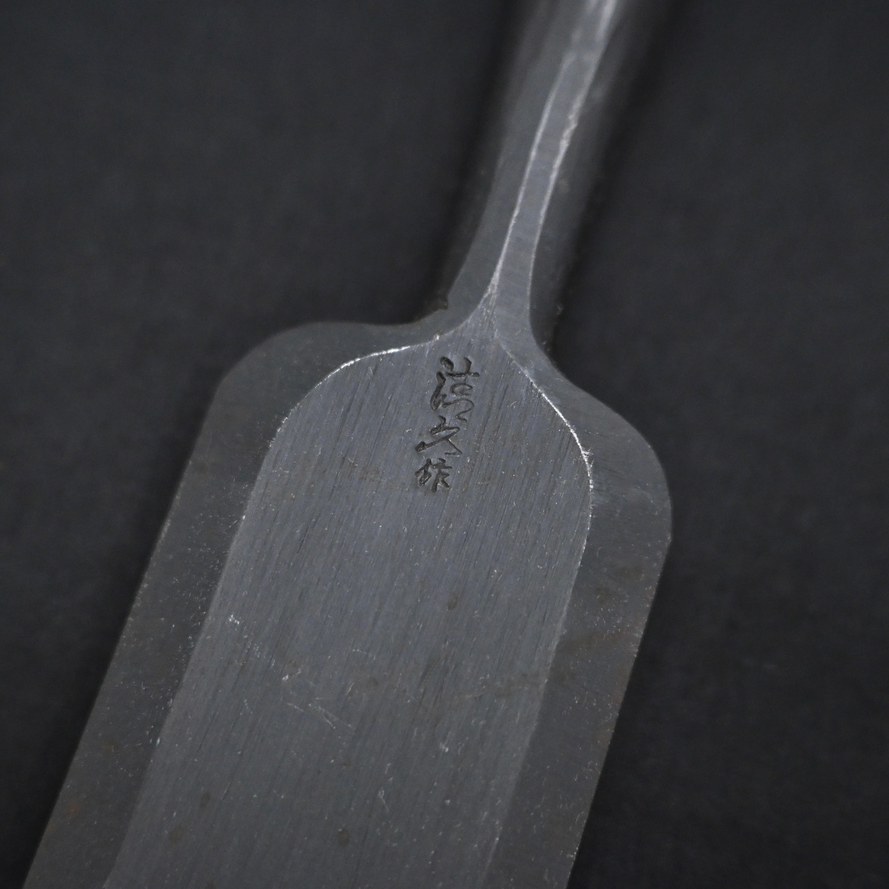 New stock Kiyohisa Bachi chisel 42mm by Watanabe Kiyoe  渡辺清栄作 清久 面取追入鑿 赤樫柄 手打桂 寸四