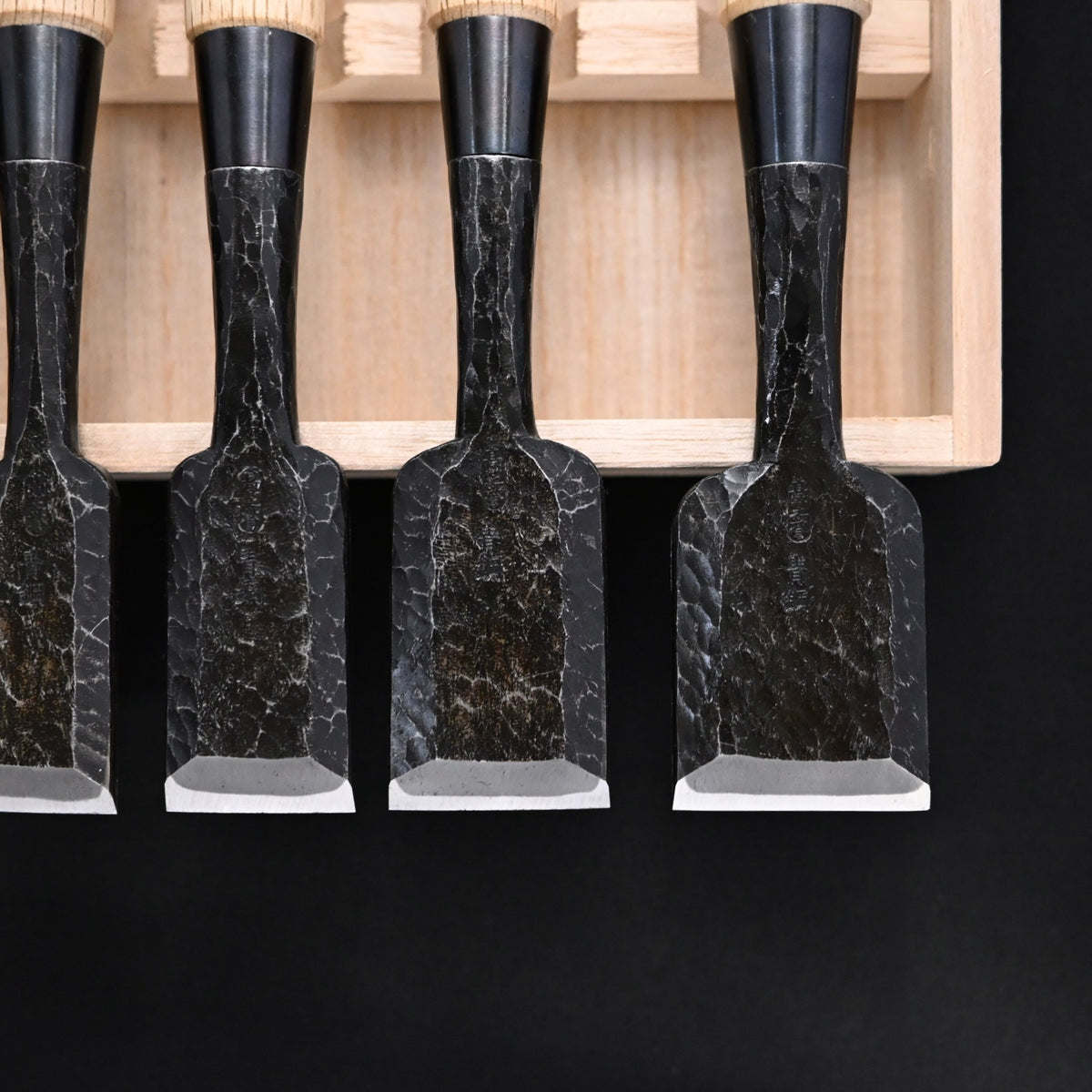 Takashiba Homare Bench Chisels Set (Oirenomi) with Wooden Box 高芝誉 追入組鑿 槌目青紙鋼 白樫 桐箱付