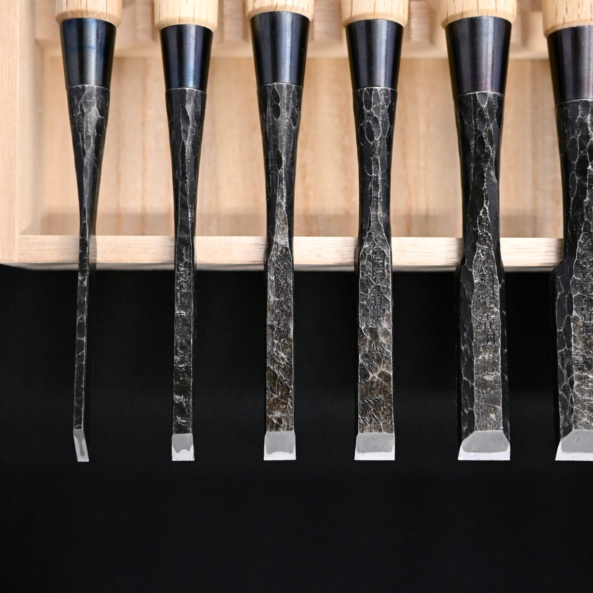 Takashiba Homare Bench Chisels Set (Oirenomi) with Wooden Box 高芝誉 追入組鑿 槌目青紙鋼 白樫 桐箱付