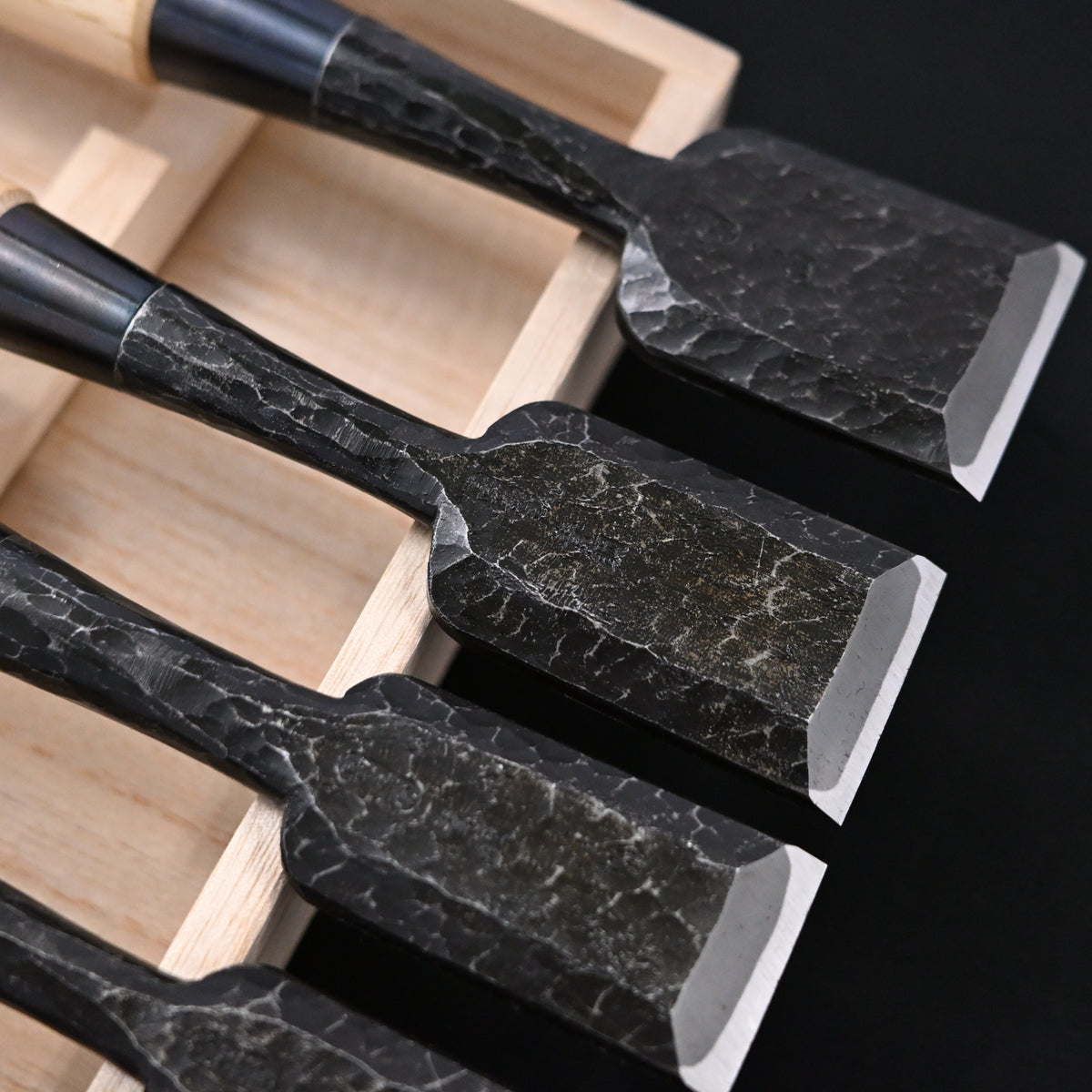 Takashiba Homare Bench Chisels Set (Oirenomi) with Wooden Box 高芝誉 追入組鑿 槌目青紙鋼 白樫 桐箱付