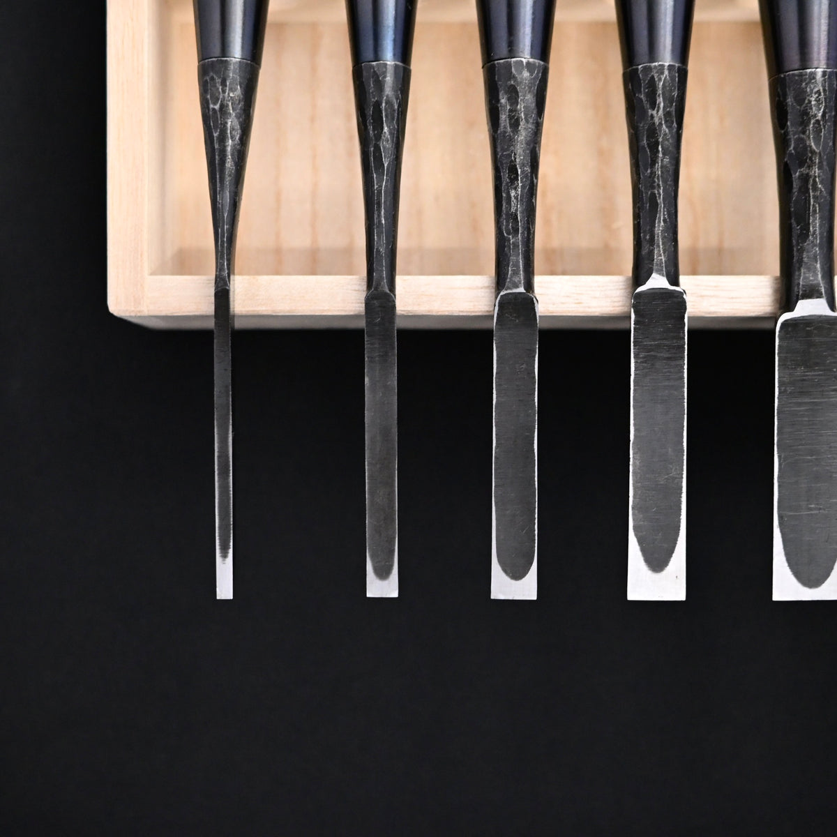 Takashiba Homare Bench Chisels Set (Oirenomi) with Wooden Box 高芝誉 追入組鑿 槌目青紙鋼 白樫 桐箱付