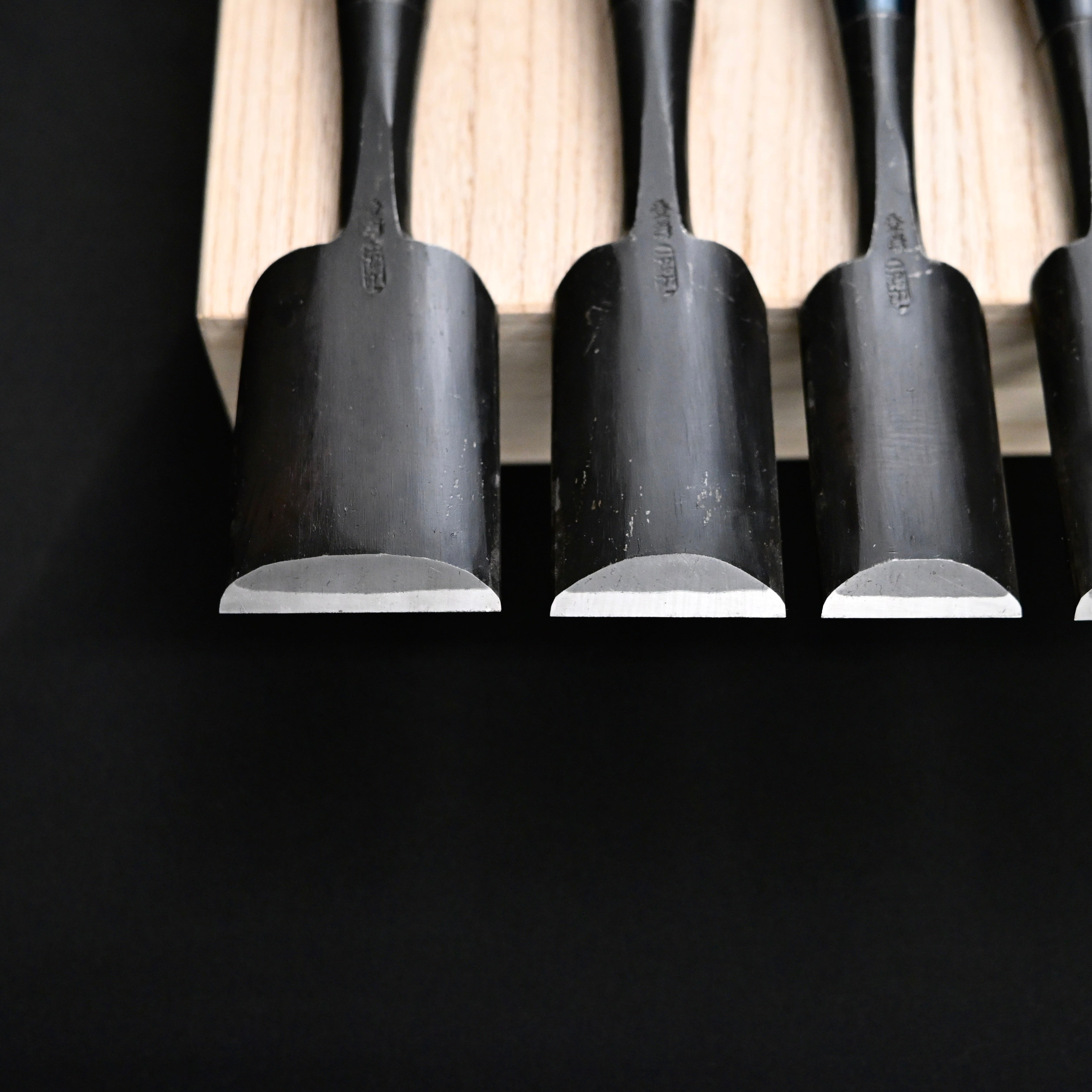 今井忠太郎作 二治弘 甲丸追入組鑿  鉄刀木柄   Nijihiro Komaru Type Bench chisels set Siamese cassia Handles by Chuutarou Imai
