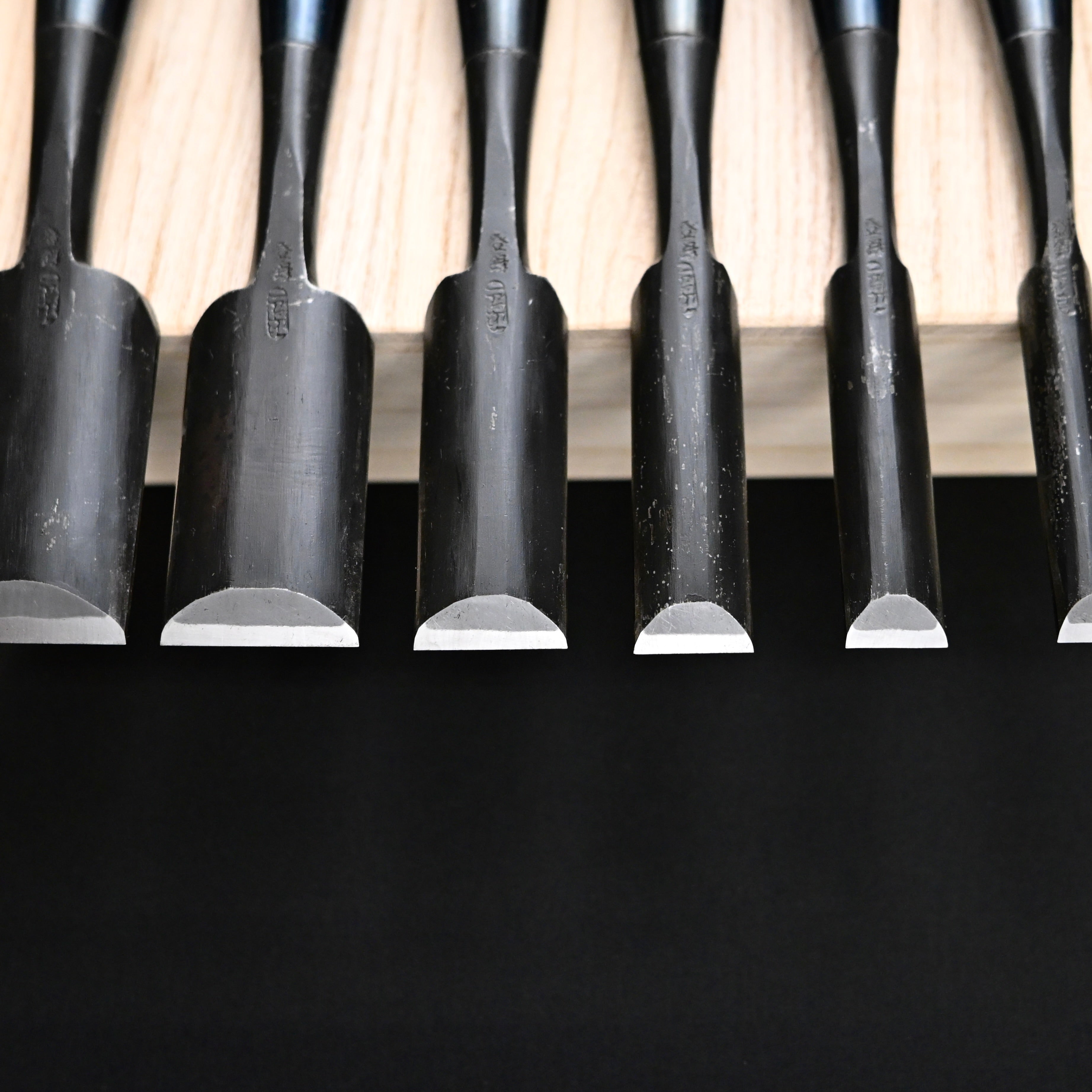 今井忠太郎作 二治弘 甲丸追入組鑿  鉄刀木柄   Nijihiro Komaru Type Bench chisels set Siamese cassia Handles by Chuutarou Imai