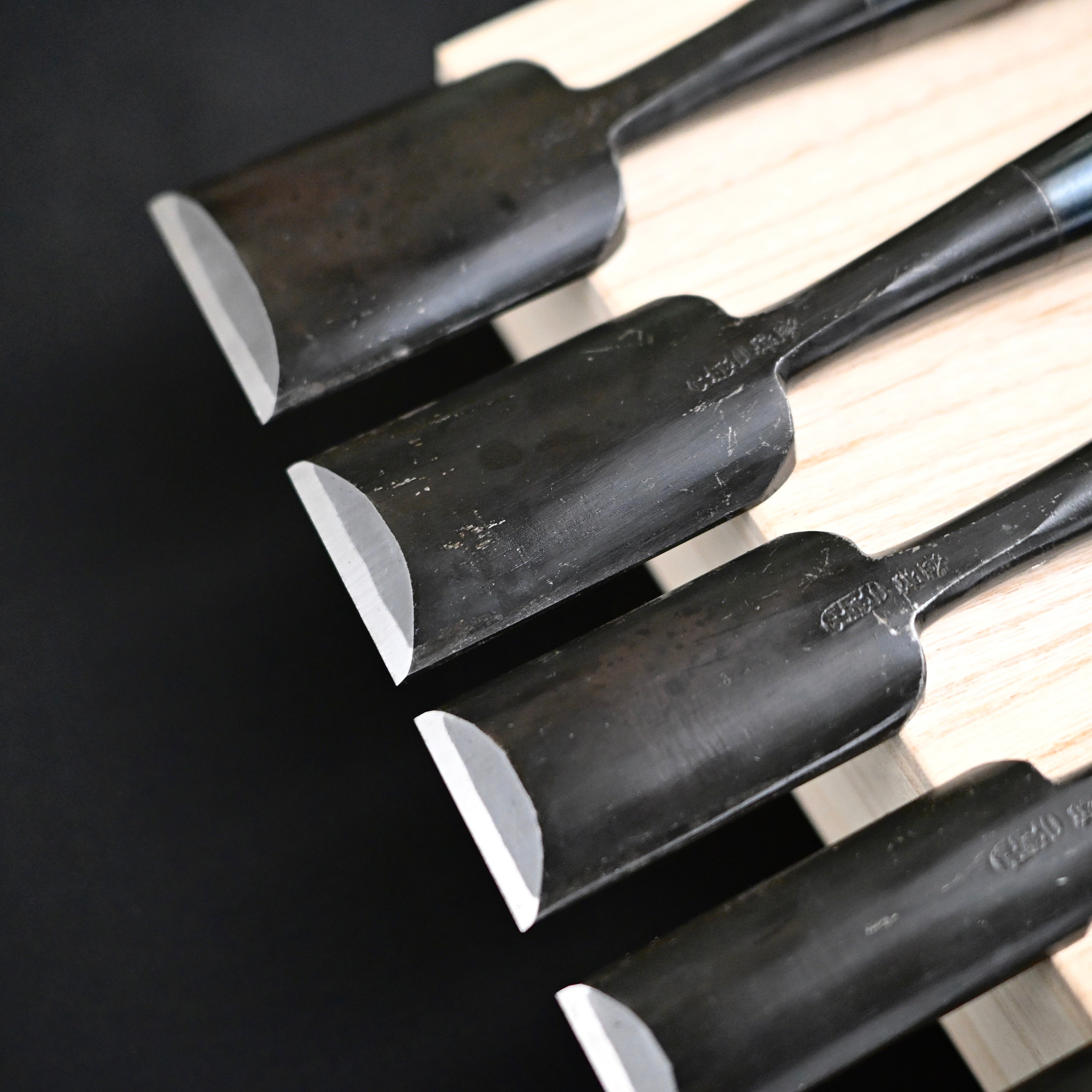 今井忠太郎作 二治弘 甲丸追入組鑿  鉄刀木柄   Nijihiro Komaru Type Bench chisels set Siamese cassia Handles by Chuutarou Imai