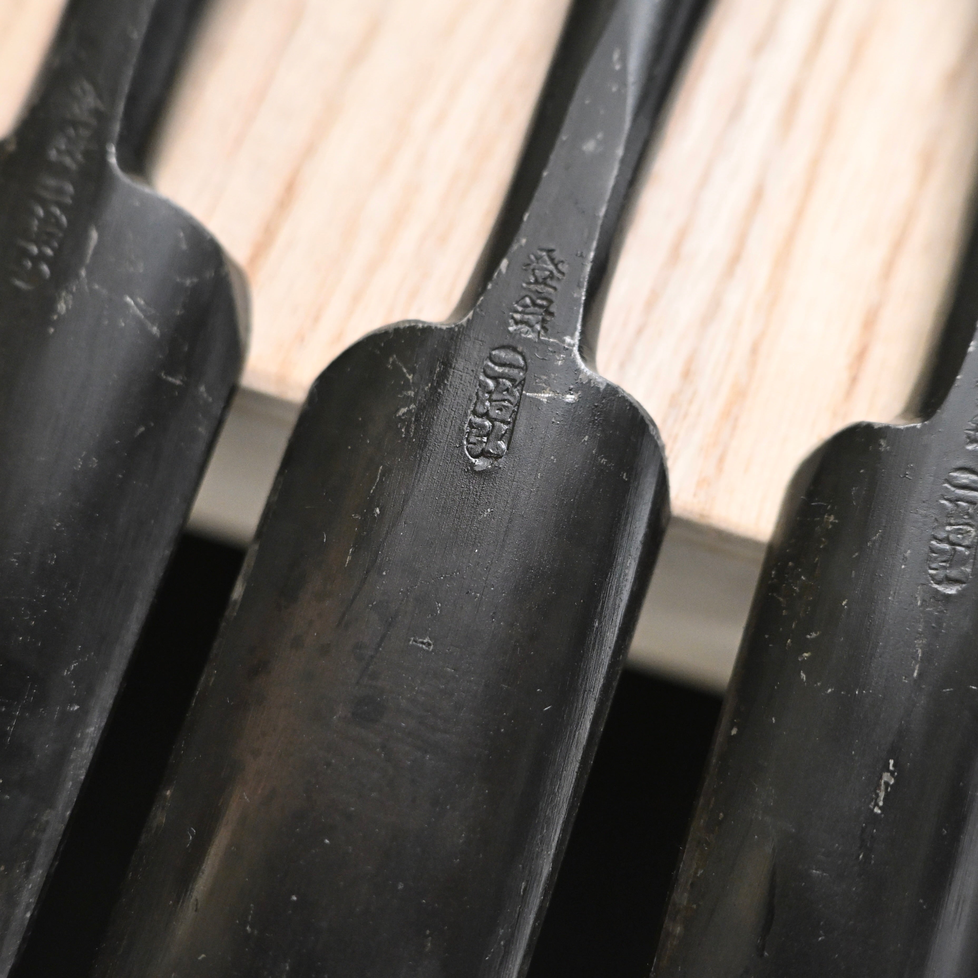 今井忠太郎作 二治弘 甲丸追入組鑿  鉄刀木柄   Nijihiro Komaru Type Bench chisels set Siamese cassia Handles by Chuutarou Imai