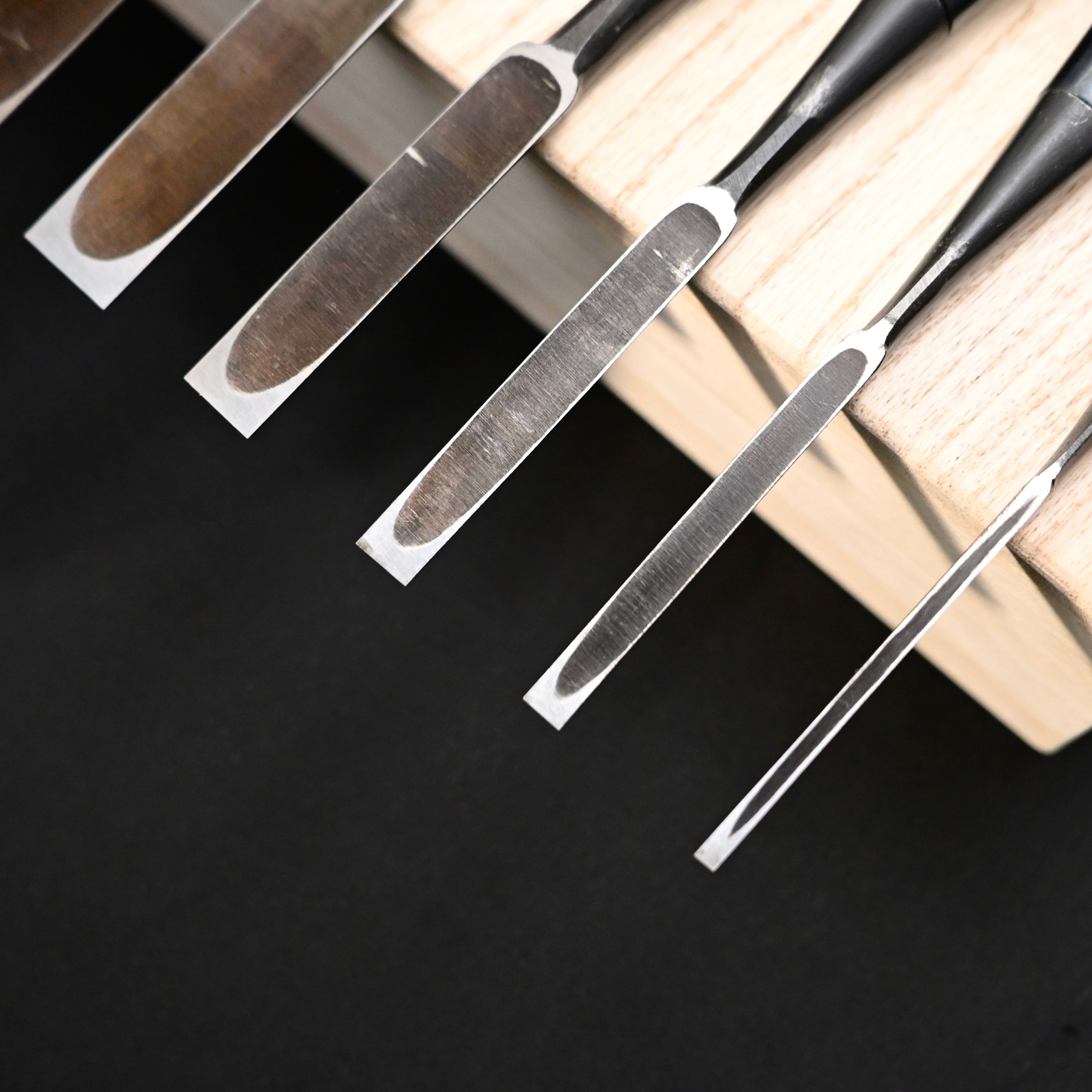 今井忠太郎作 二治弘 甲丸追入組鑿  鉄刀木柄   Nijihiro Komaru Type Bench chisels set Siamese cassia Handles by Chuutarou Imai