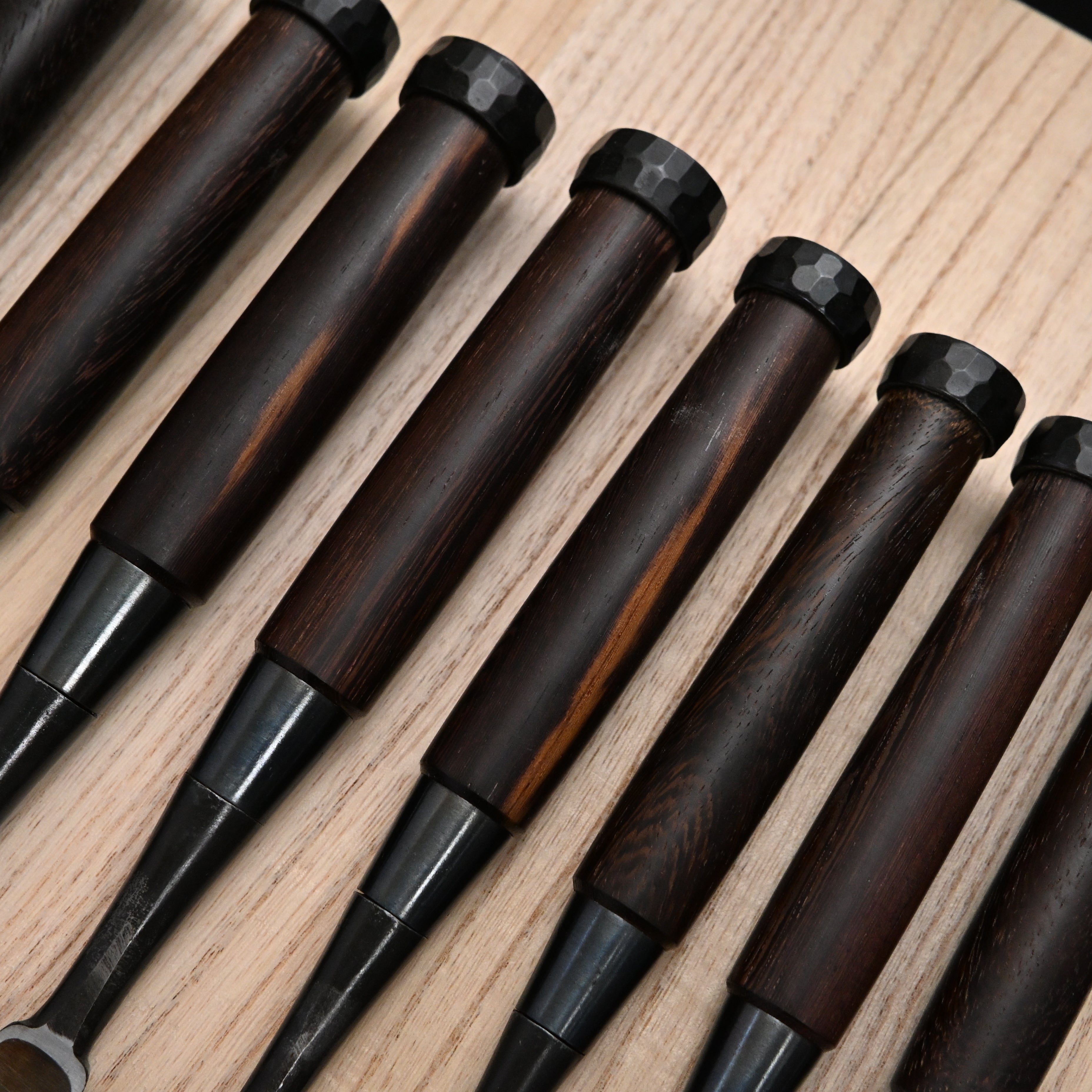 今井忠太郎作 二治弘 甲丸追入組鑿  鉄刀木柄   Nijihiro Komaru Type Bench chisels set Siamese cassia Handles by Chuutarou Imai