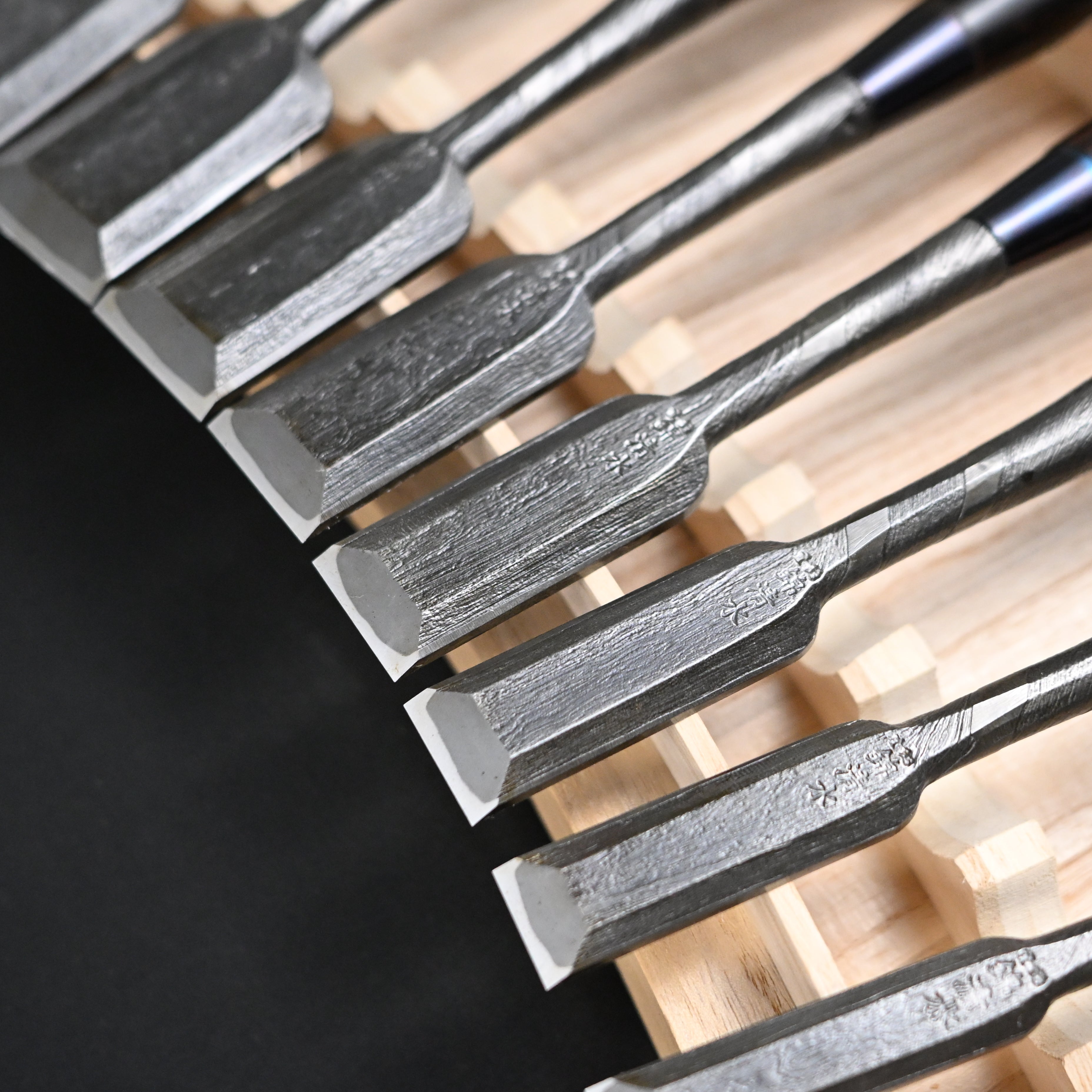 錦清水 木目打捻り 追入組鑿 15本組   Rare stock Nishiki Kiyomi Mokume Bench Chisels 15pc set
