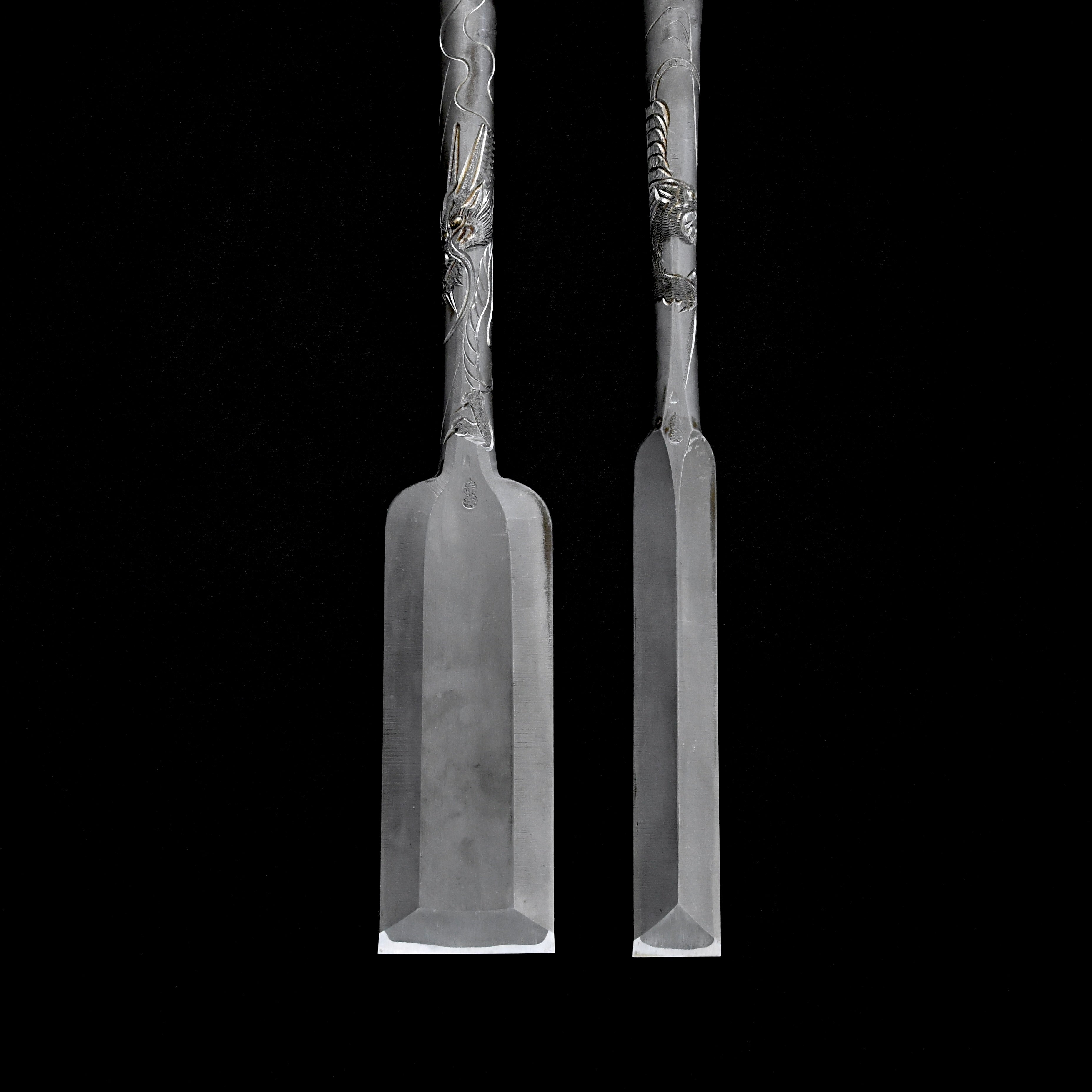 Old stock Touei Slick Chisels set with Dragon and Tiger Carving 掘出し物 藤英 龍虎彫 本突き組鑿 三つ裏 48,24mm