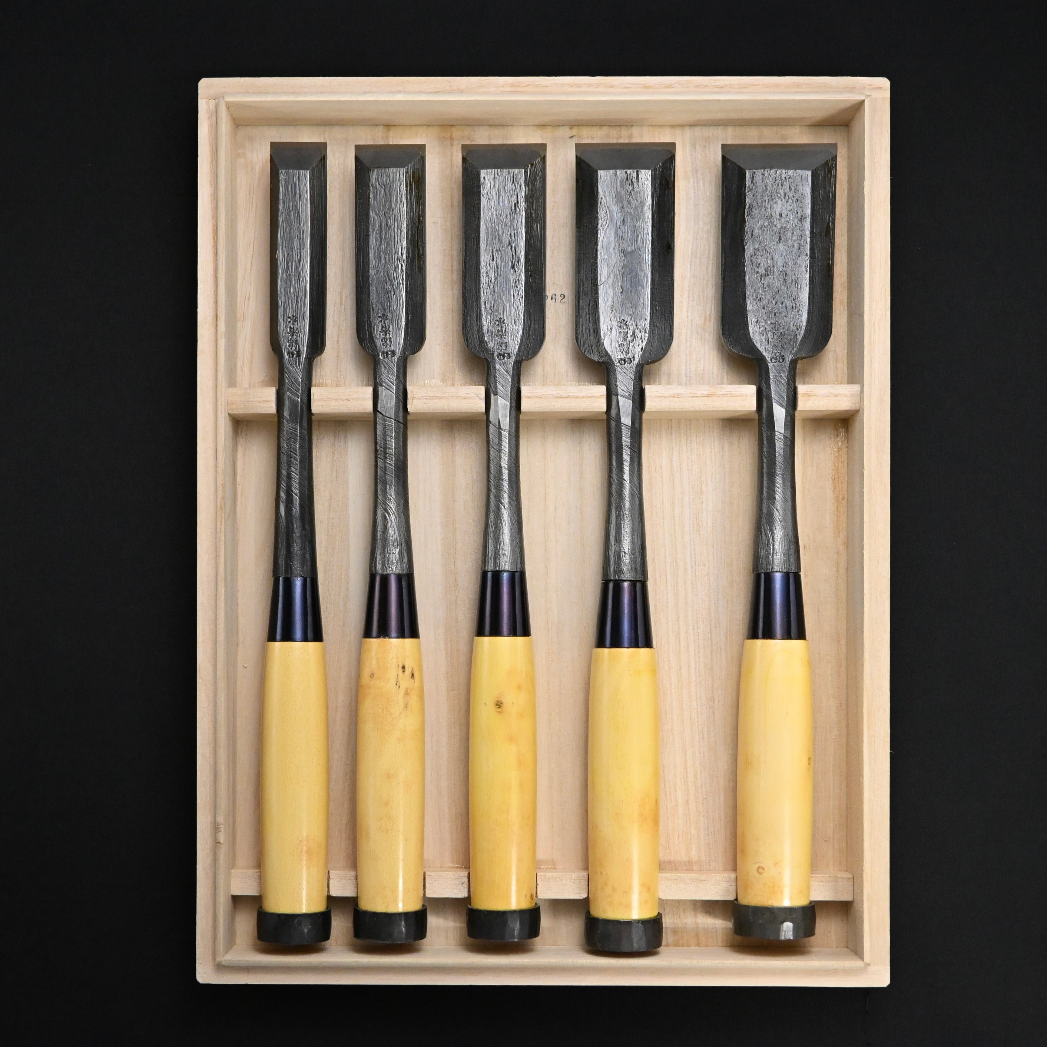 #11掘出し物  錦清水 叩き鑿5本組 グミ柄     Rare Stock Nishiki Kiyomi Timber Chisels Set 5pc with Gumi Handle