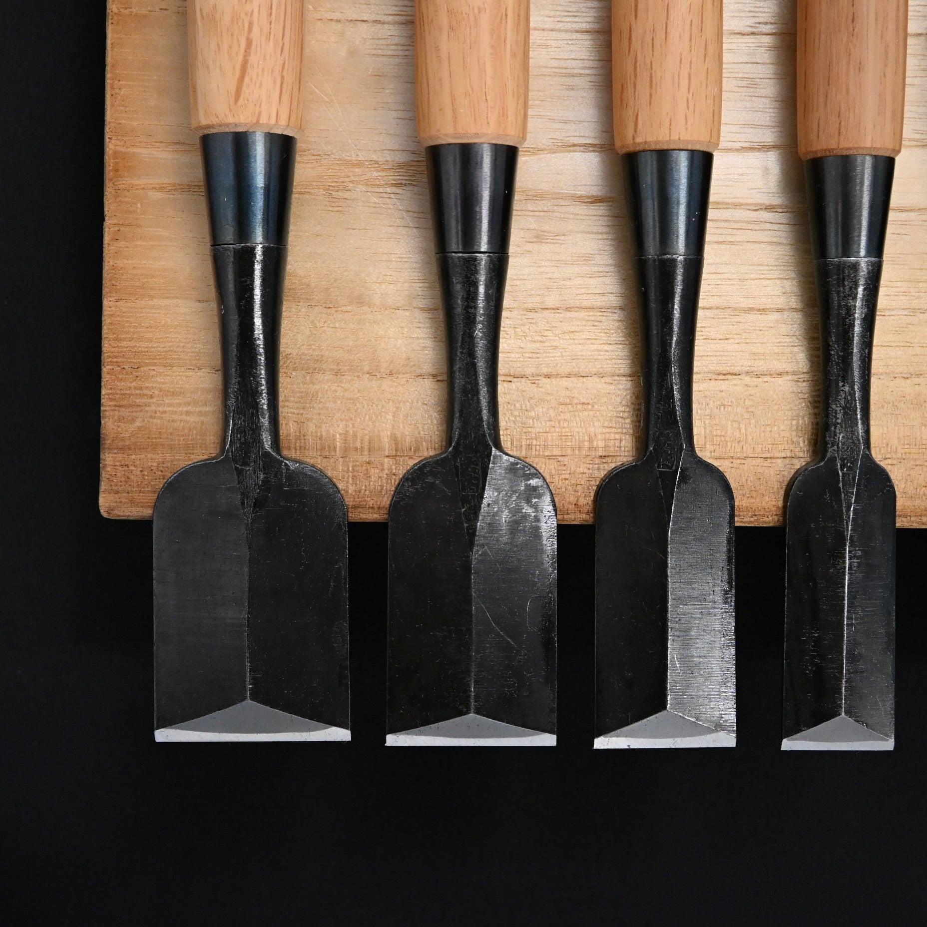 宗家大内 鎬追入組鑿 赤樫柄付    Ouchi Dovetail chisels set by Ouchi 4th generation