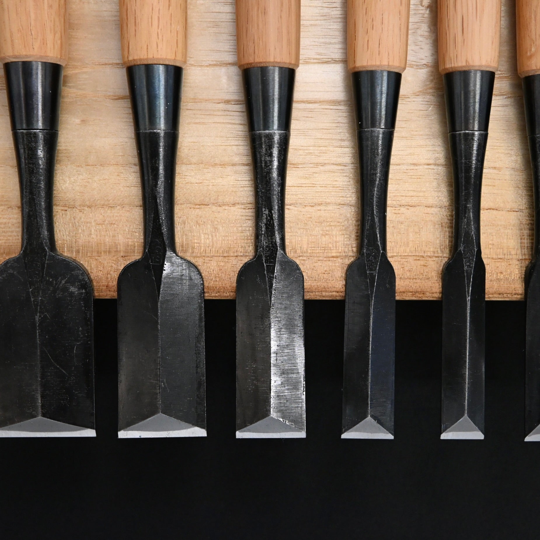 宗家大内 鎬追入組鑿 赤樫柄付    Ouchi Dovetail chisels set by Ouchi 4th generation