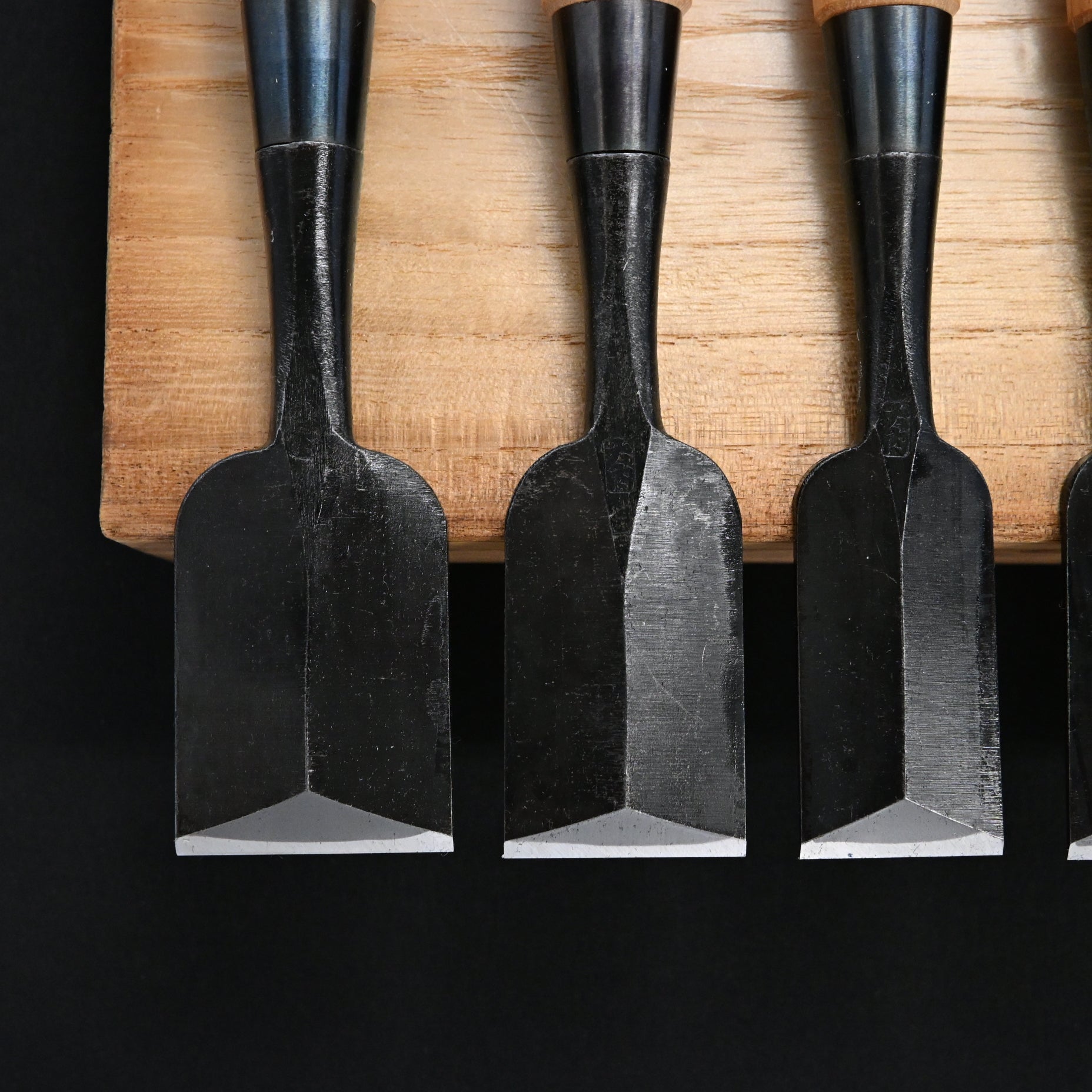 宗家大内 鎬追入組鑿 赤樫柄付    Ouchi Dovetail chisels set by Ouchi 4th generation