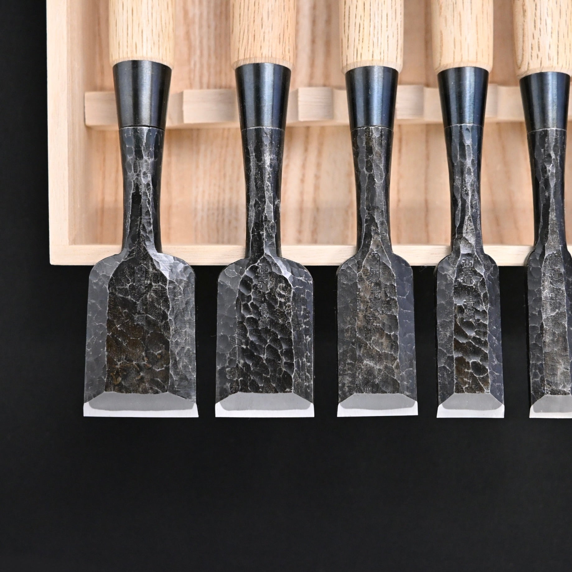 Takashiba Bench chisels set (Oirenomi) with wooden box 高芝 追入組鑿 槌目青紙鋼 桐箱付