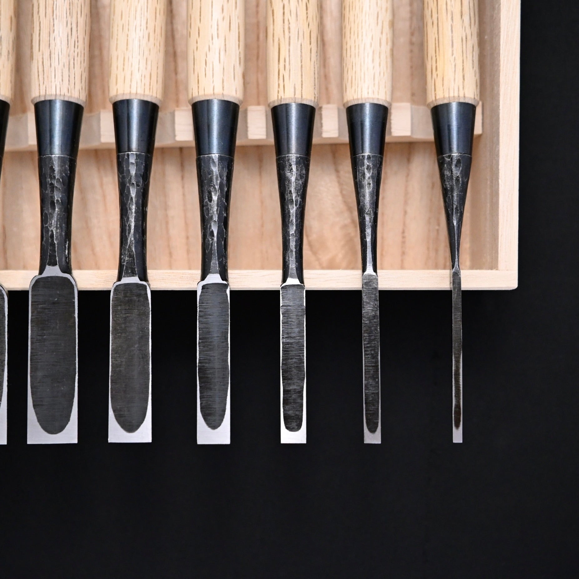 Takashiba Bench chisels set (Oirenomi) with wooden box 高芝 追入組鑿 槌目青紙鋼 桐箱付