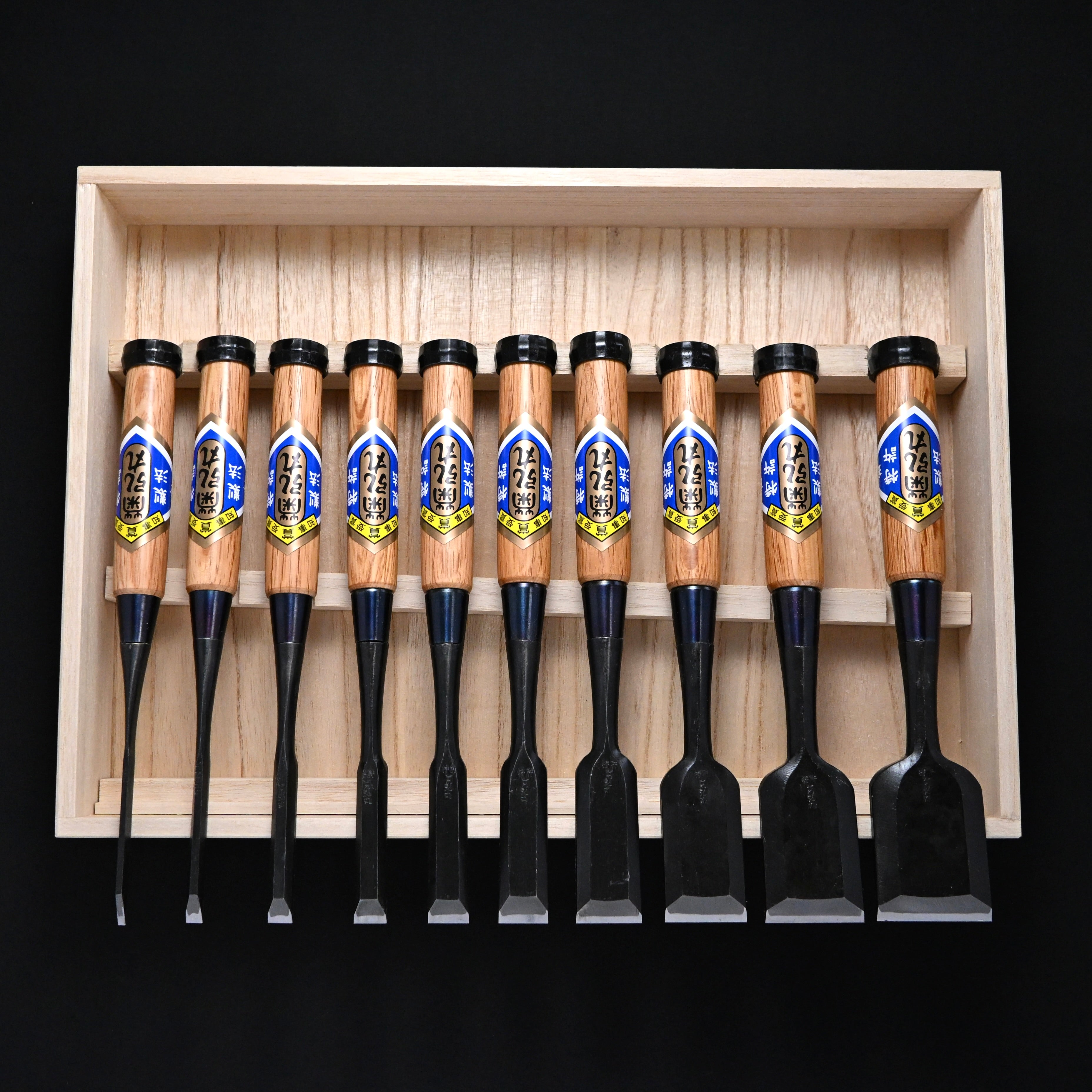 菊弘丸 追入組鑿 赤樫柄 10本組.    Kikuhiromaru Bench chisels set with White steel (Oirenomi)