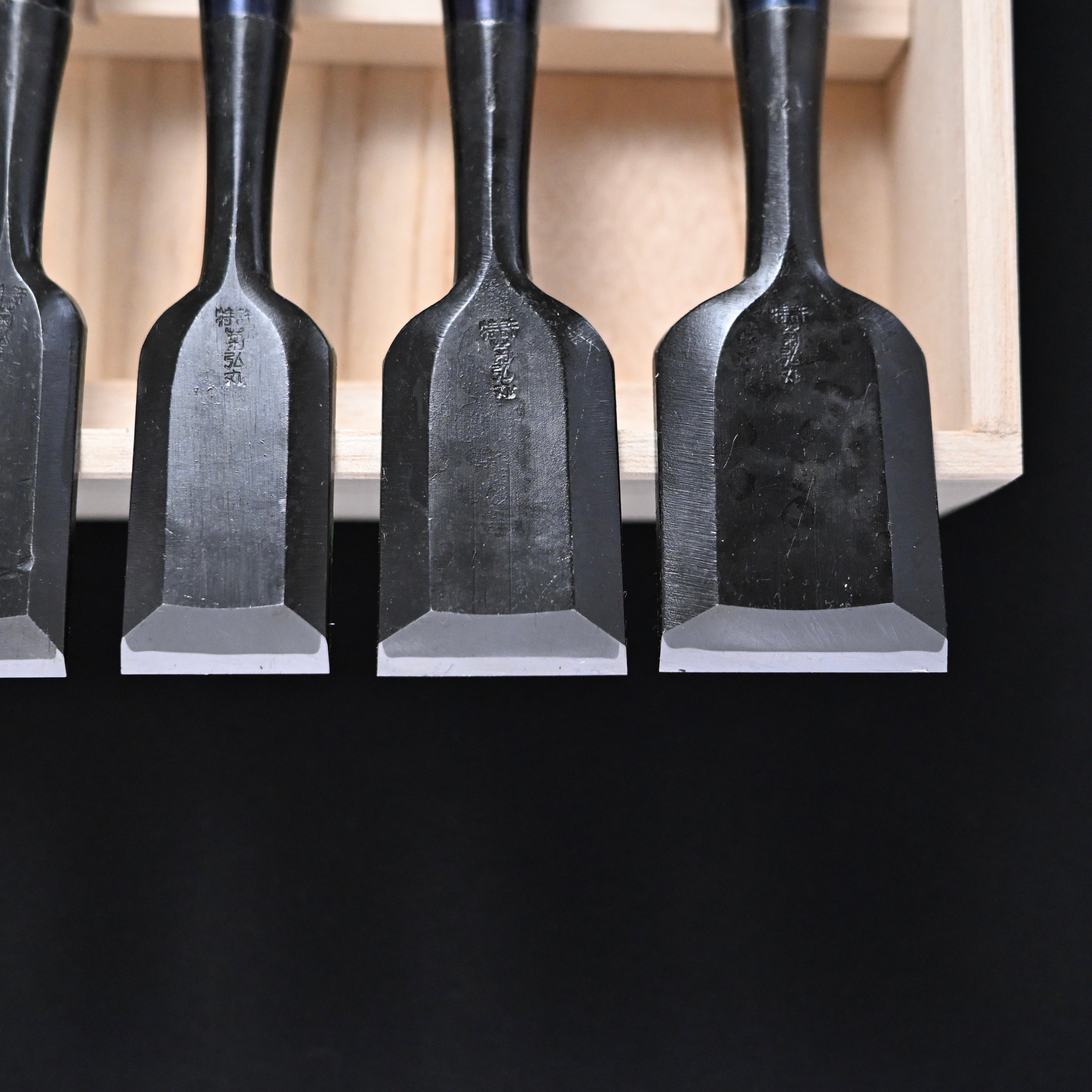 菊弘丸 追入組鑿 赤樫柄 10本組.    Kikuhiromaru Bench chisels set with White steel (Oirenomi)
