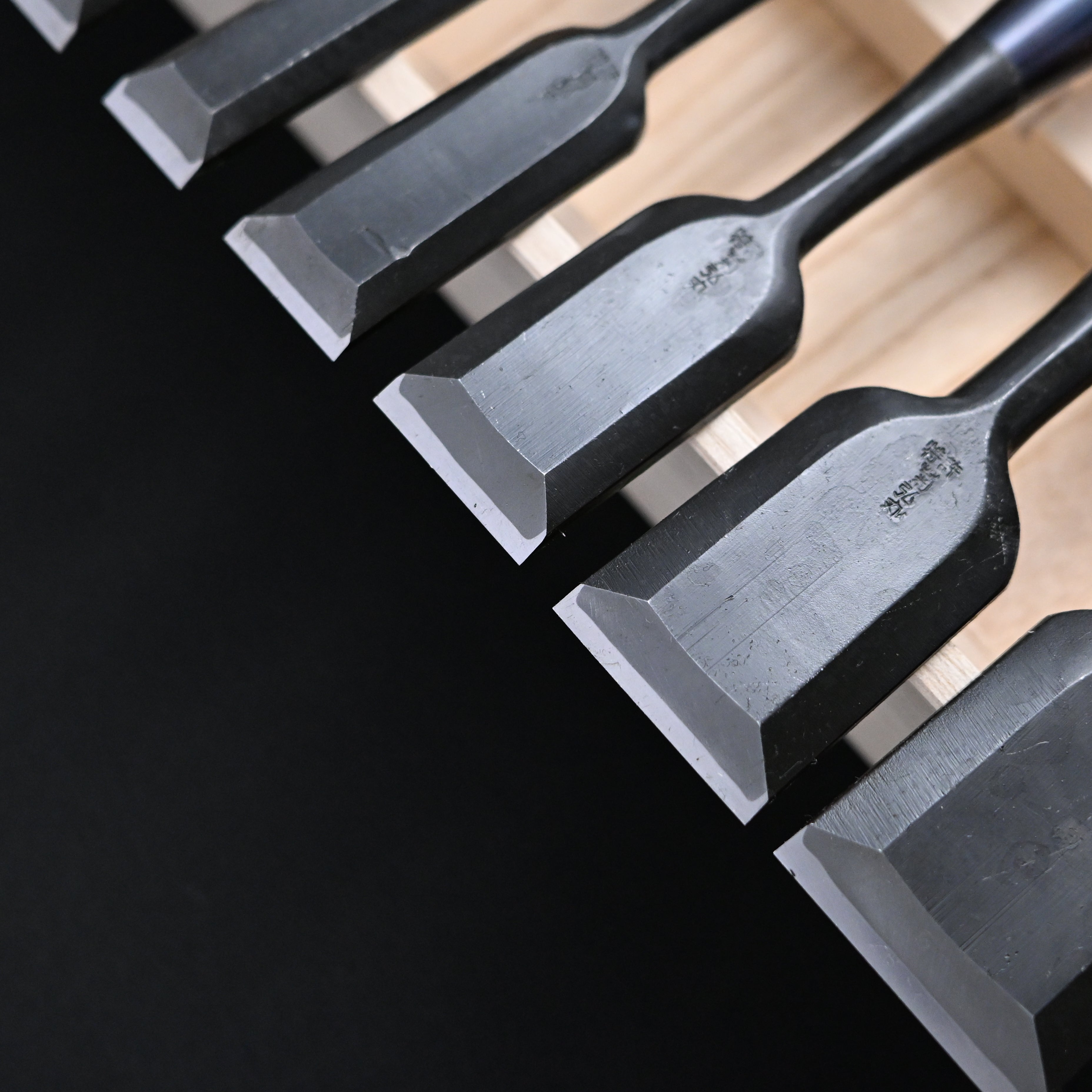 菊弘丸 追入組鑿 赤樫柄 10本組.    Kikuhiromaru Bench chisels set with White steel (Oirenomi)