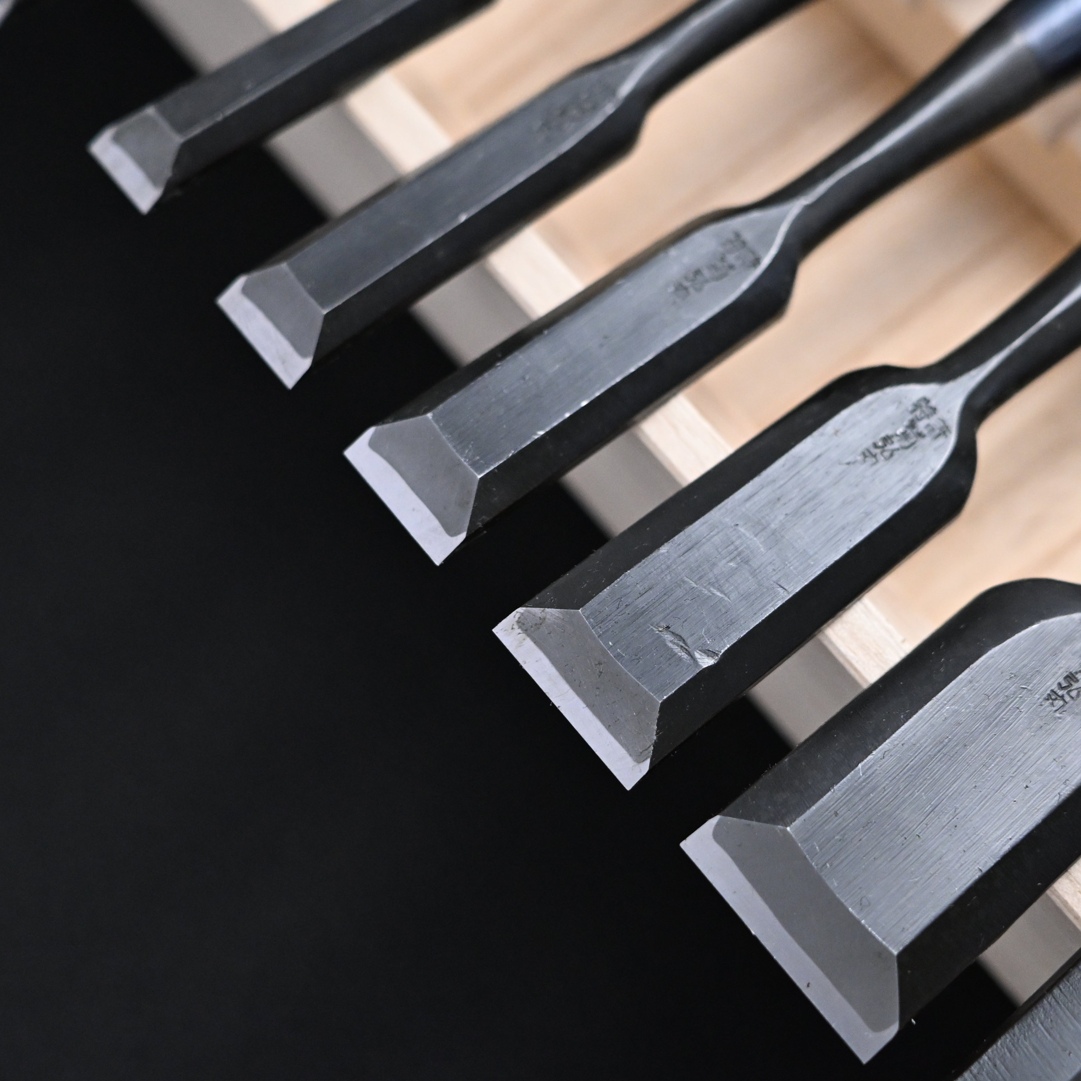 菊弘丸 追入組鑿 赤樫柄 10本組.    Kikuhiromaru Bench chisels set with White steel (Oirenomi)