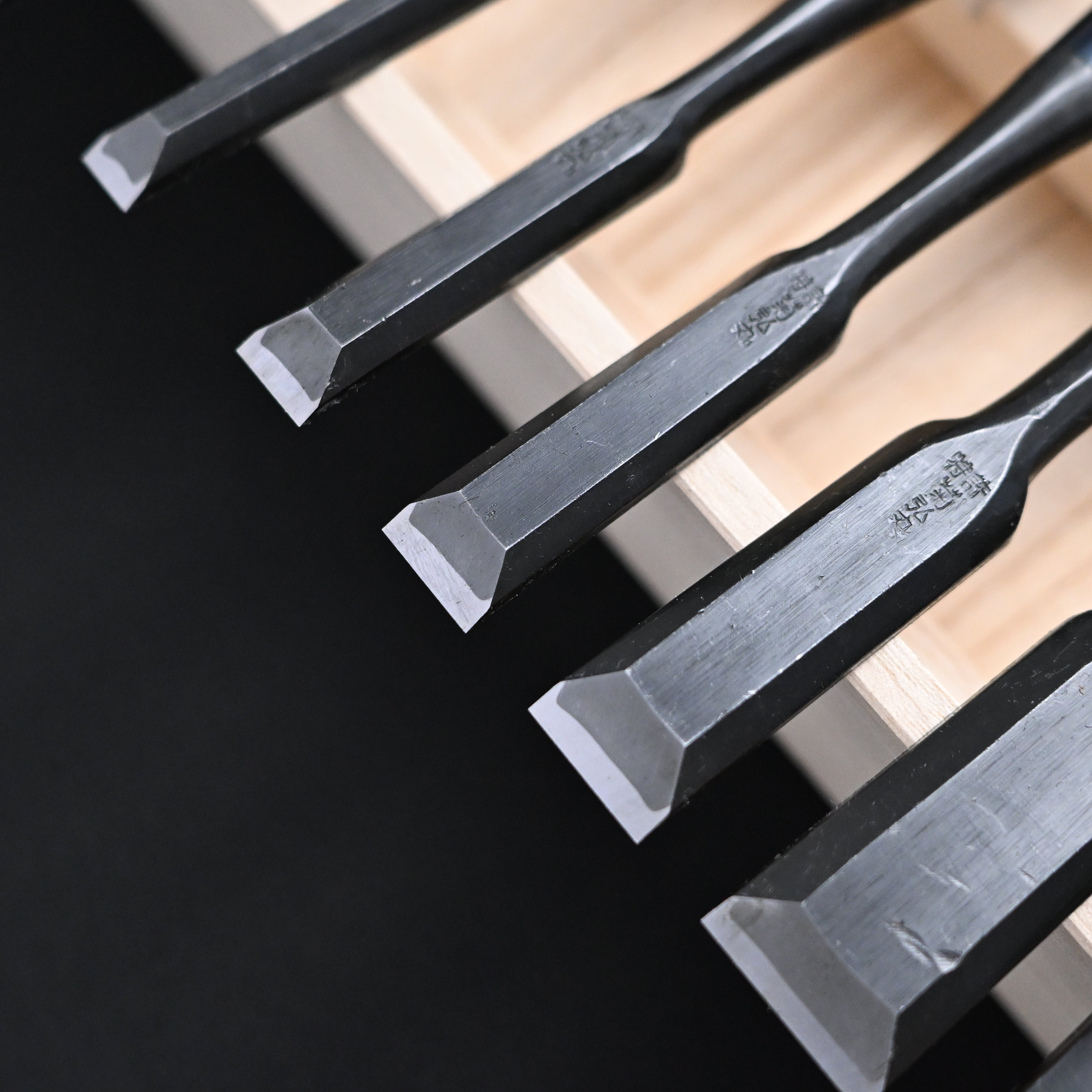 菊弘丸 追入組鑿 赤樫柄 10本組.    Kikuhiromaru Bench chisels set with White steel (Oirenomi)