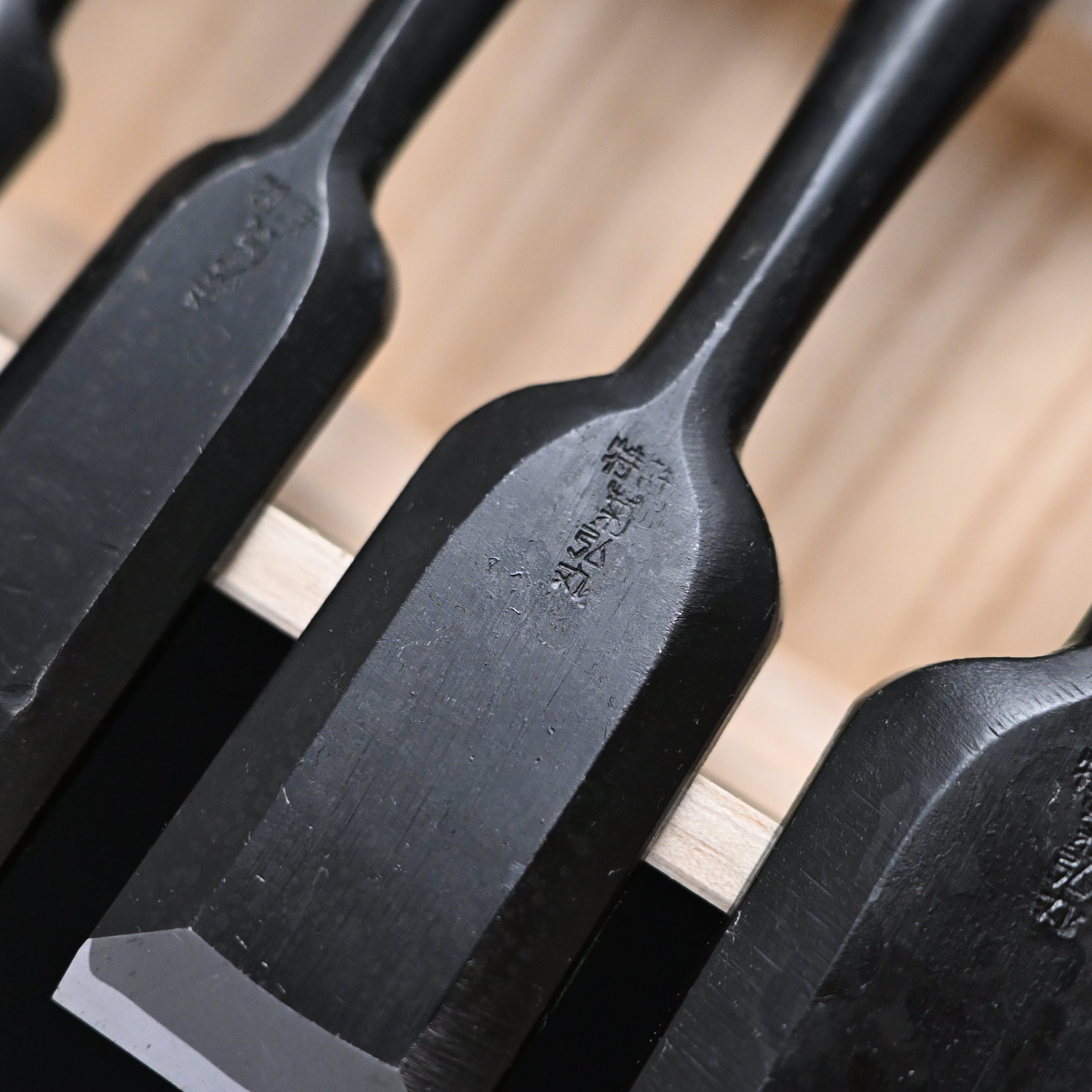 菊弘丸 追入組鑿 赤樫柄 10本組.    Kikuhiromaru Bench chisels set with White steel (Oirenomi)