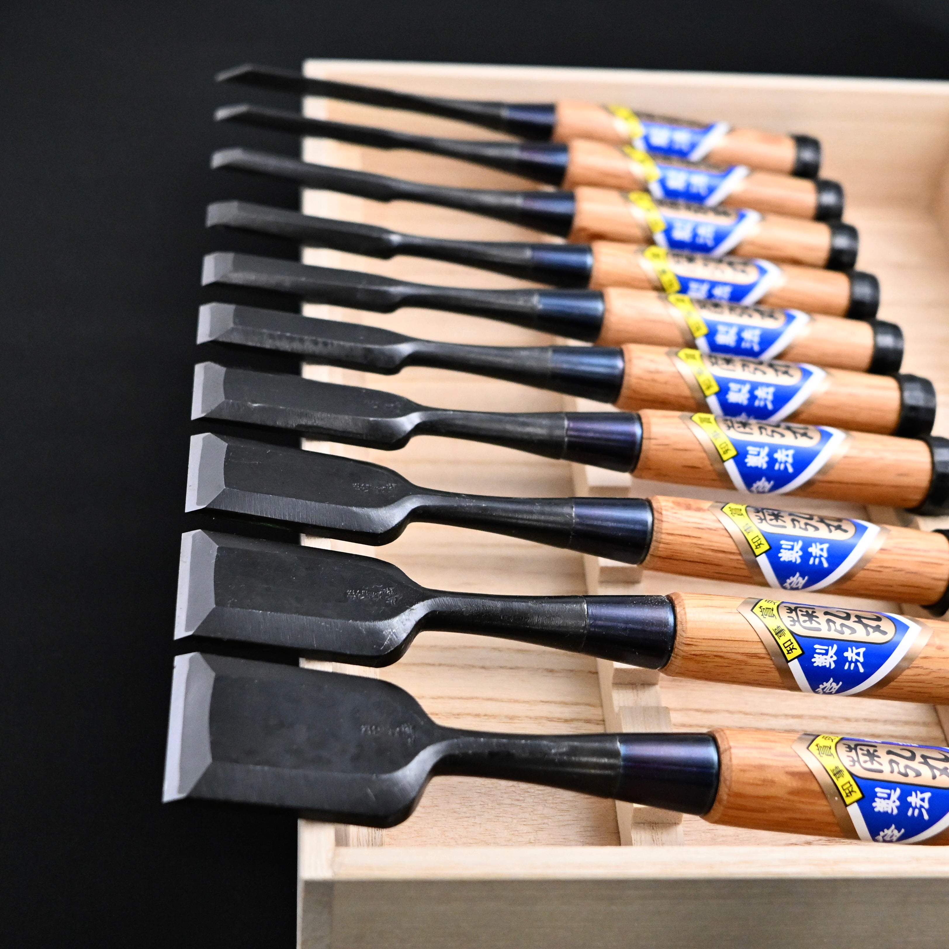 菊弘丸 追入組鑿 赤樫柄 10本組.    Kikuhiromaru Bench chisels set with White steel (Oirenomi)