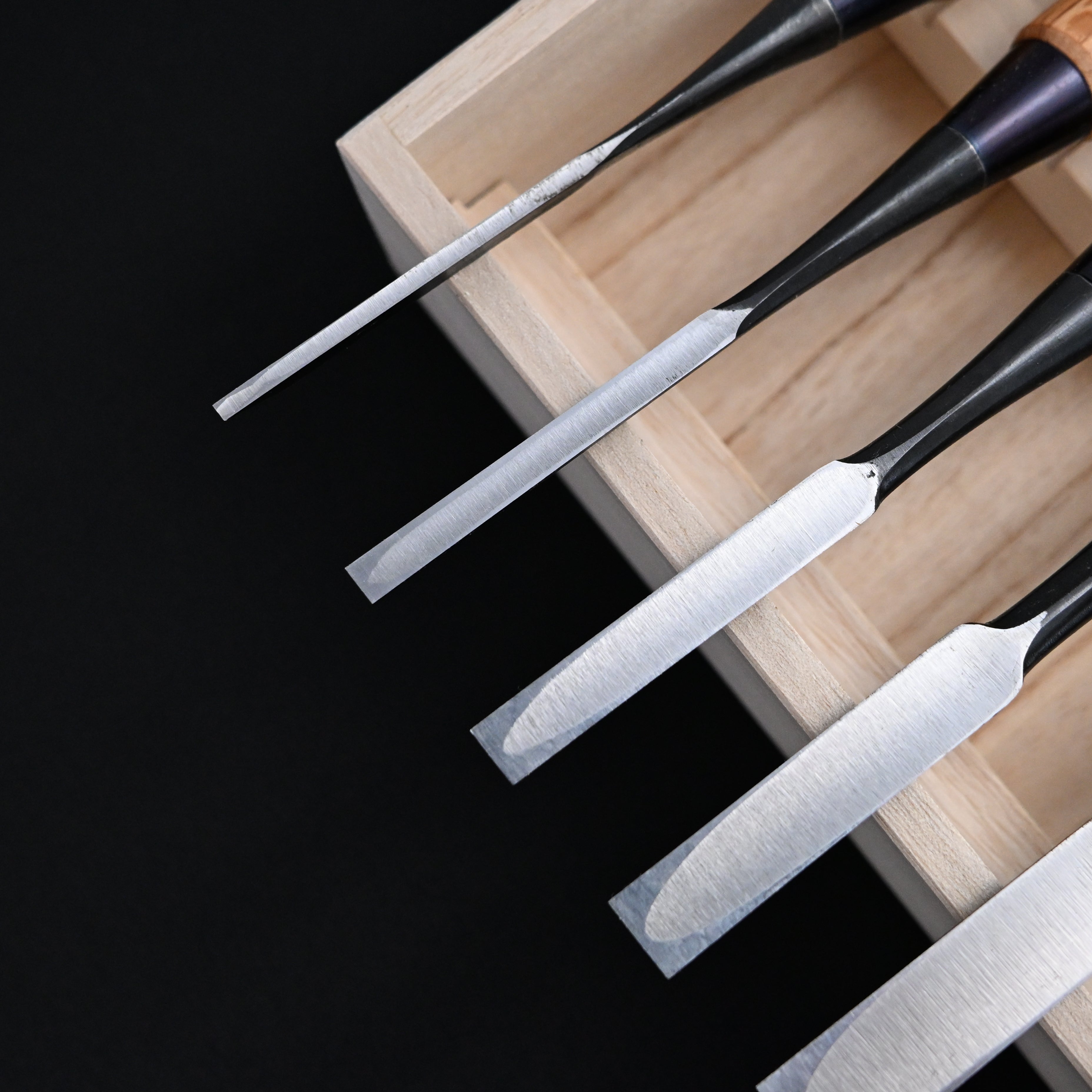 菊弘丸 追入組鑿 赤樫柄 10本組.    Kikuhiromaru Bench chisels set with White steel (Oirenomi)