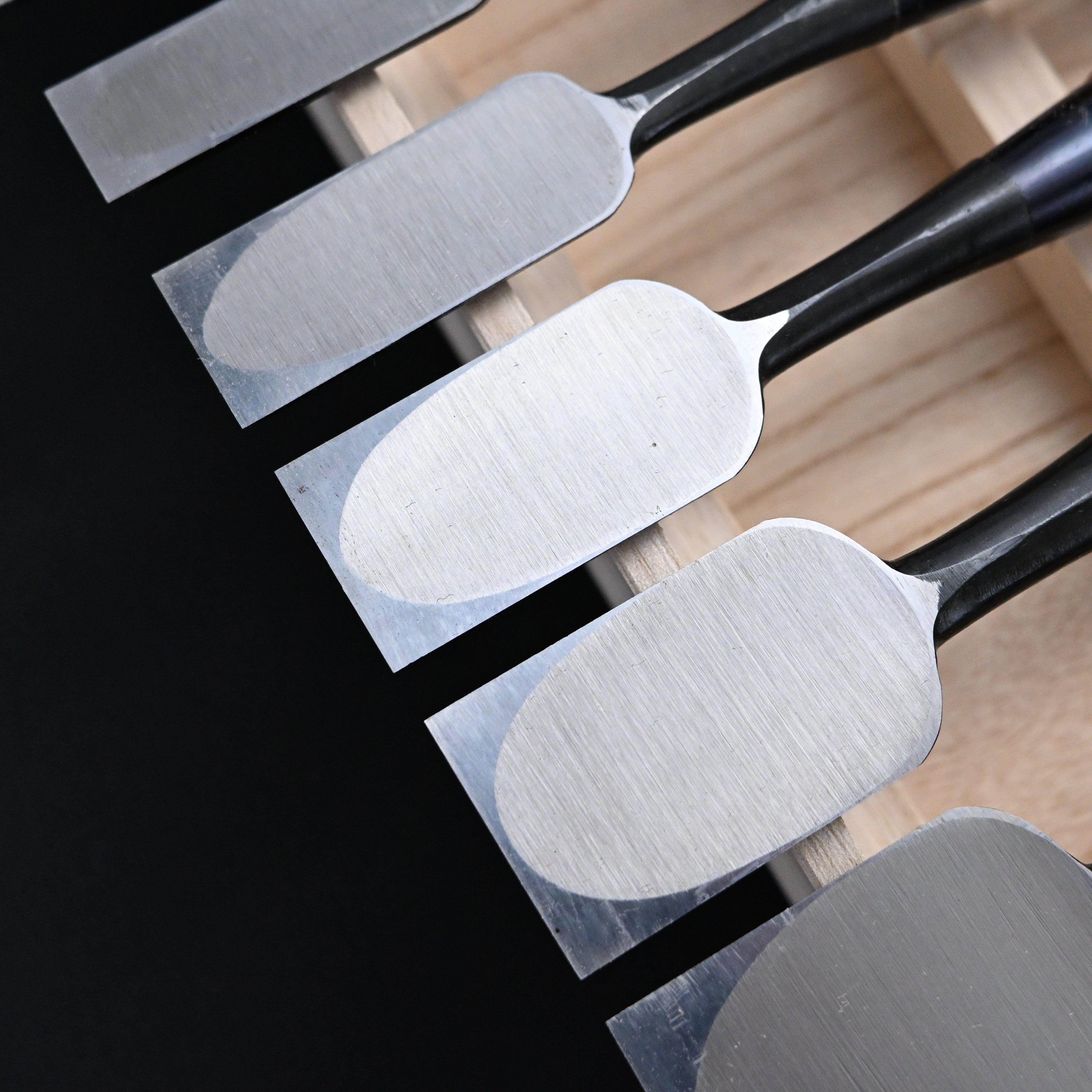 菊弘丸 追入組鑿 赤樫柄 10本組.    Kikuhiromaru Bench chisels set with White steel (Oirenomi)