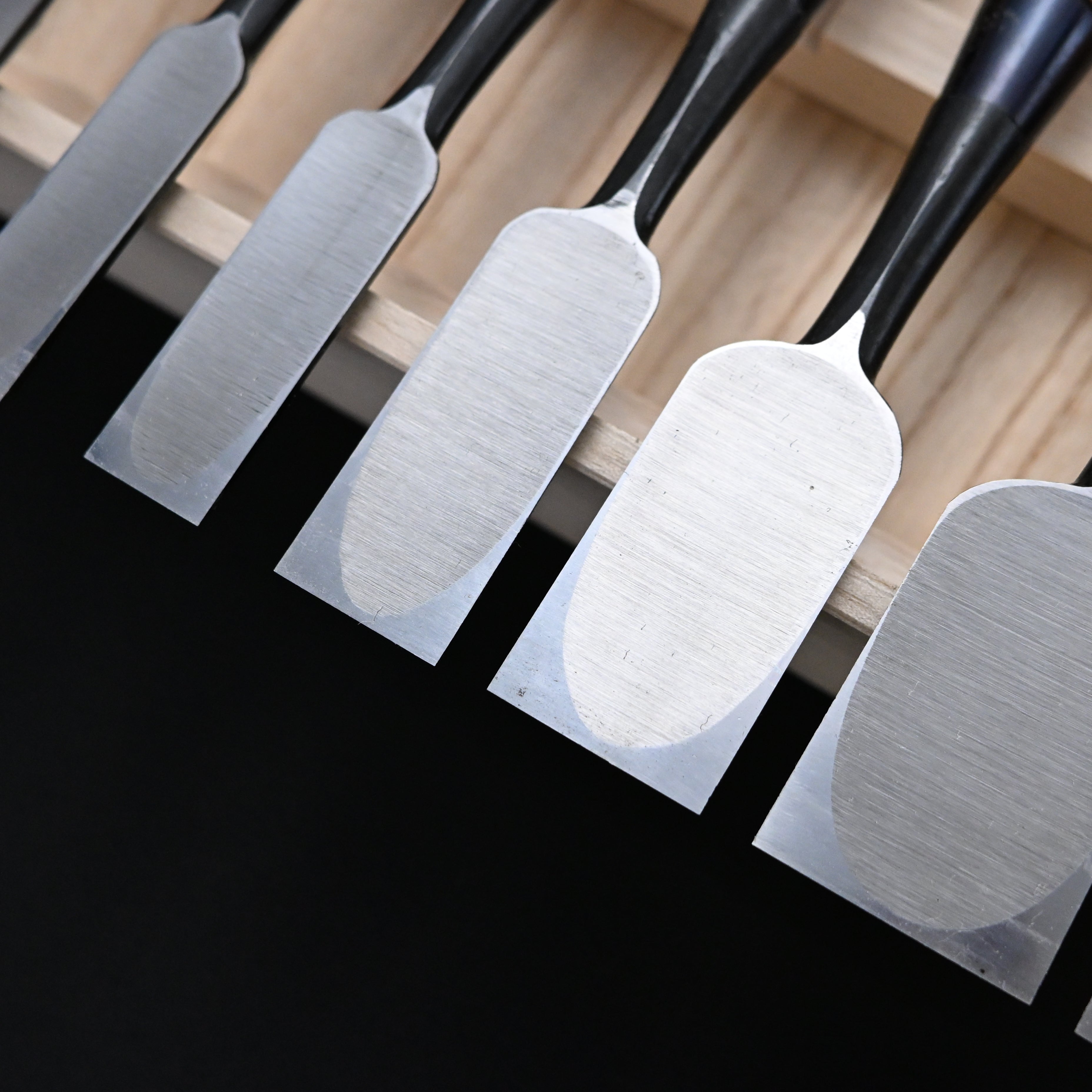 菊弘丸 追入組鑿 赤樫柄 10本組.    Kikuhiromaru Bench chisels set with White steel (Oirenomi)