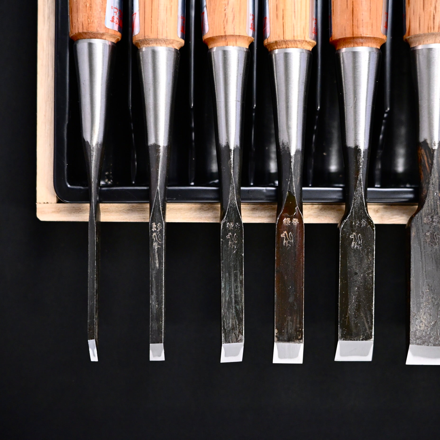 Kitsune Bench chisels set by Isono Nobuo 磯野信夫作 狐 追入組鑿 赤樫柄  Oirenomi