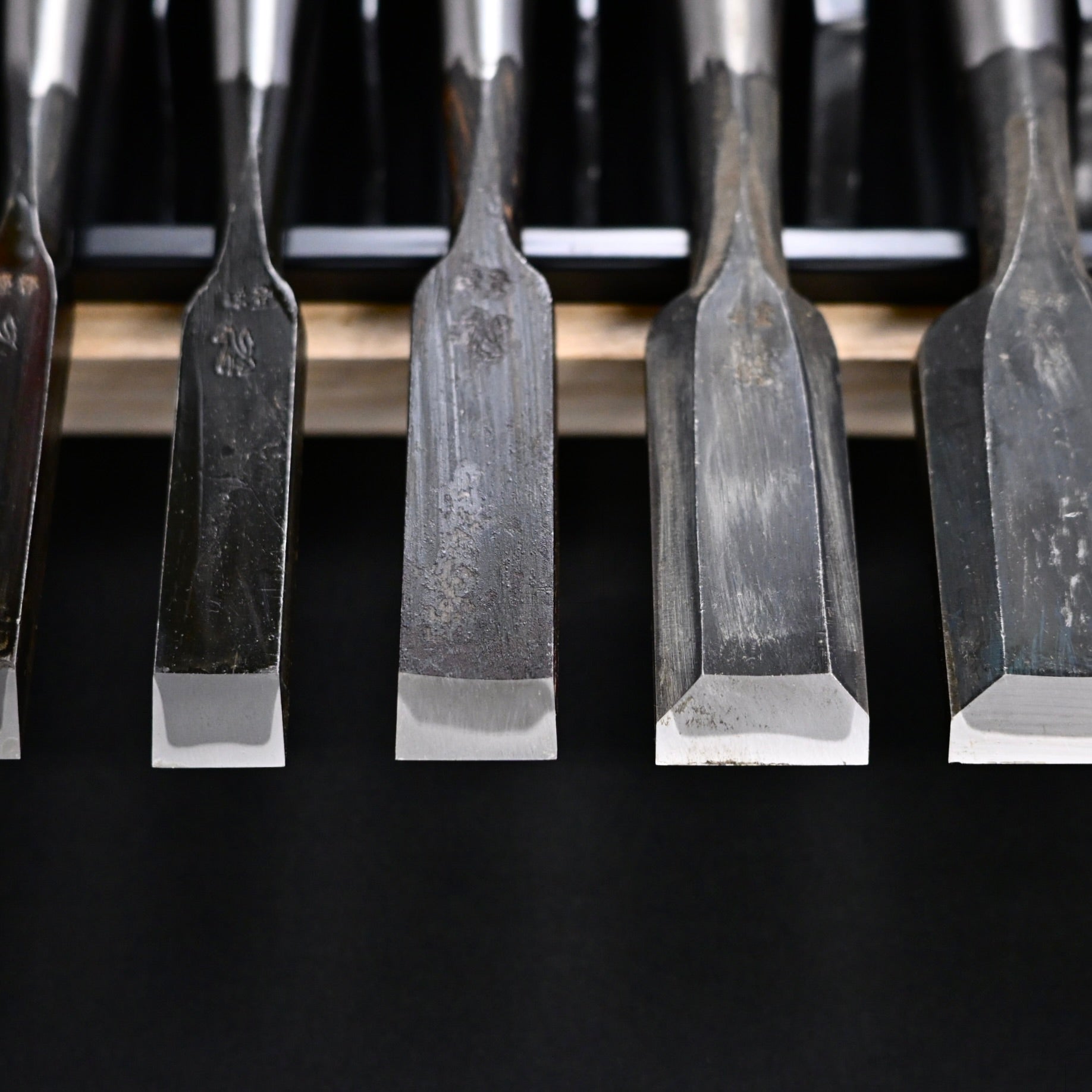 Kitsune Bench chisels set by Isono Nobuo 磯野信夫作 狐 追入組鑿 赤樫柄  Oirenomi