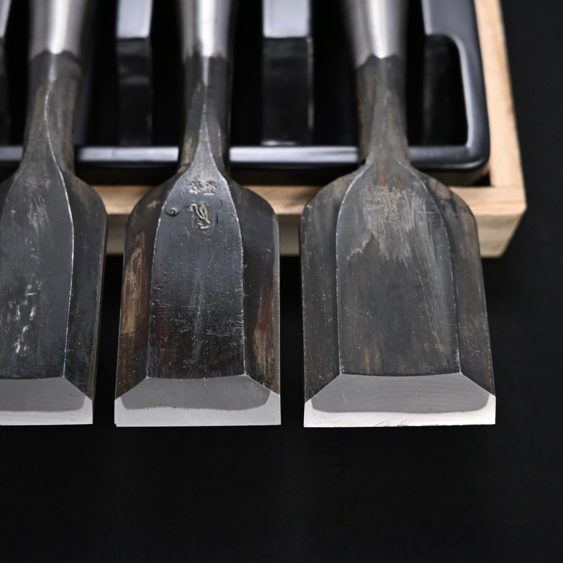 Kitsune Bench chisels set by Isono Nobuo 磯野信夫作 狐 追入組鑿 赤樫柄  Oirenomi