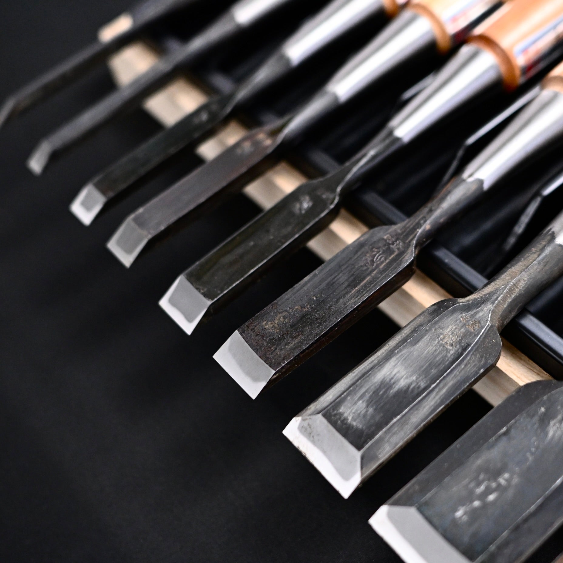 Kitsune Bench chisels set by Isono Nobuo 磯野信夫作 狐 追入組鑿 赤樫柄  Oirenomi