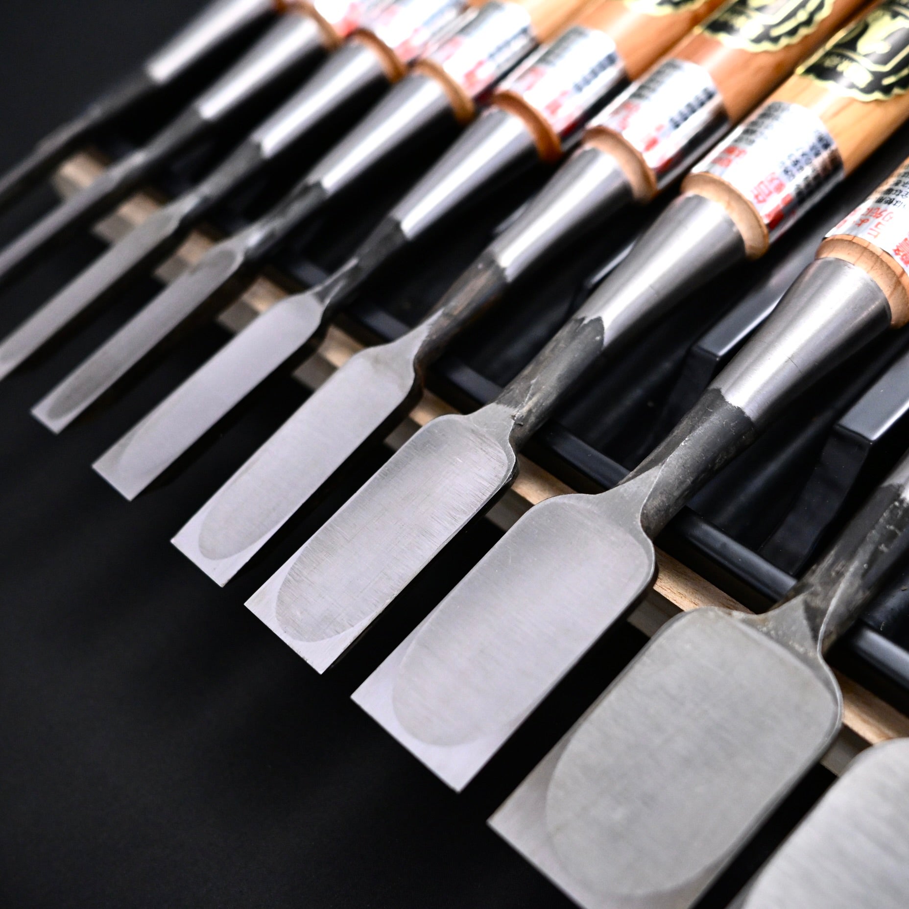 Kitsune Bench chisels set by Isono Nobuo 磯野信夫作 狐 追入組鑿 赤樫柄  Oirenomi