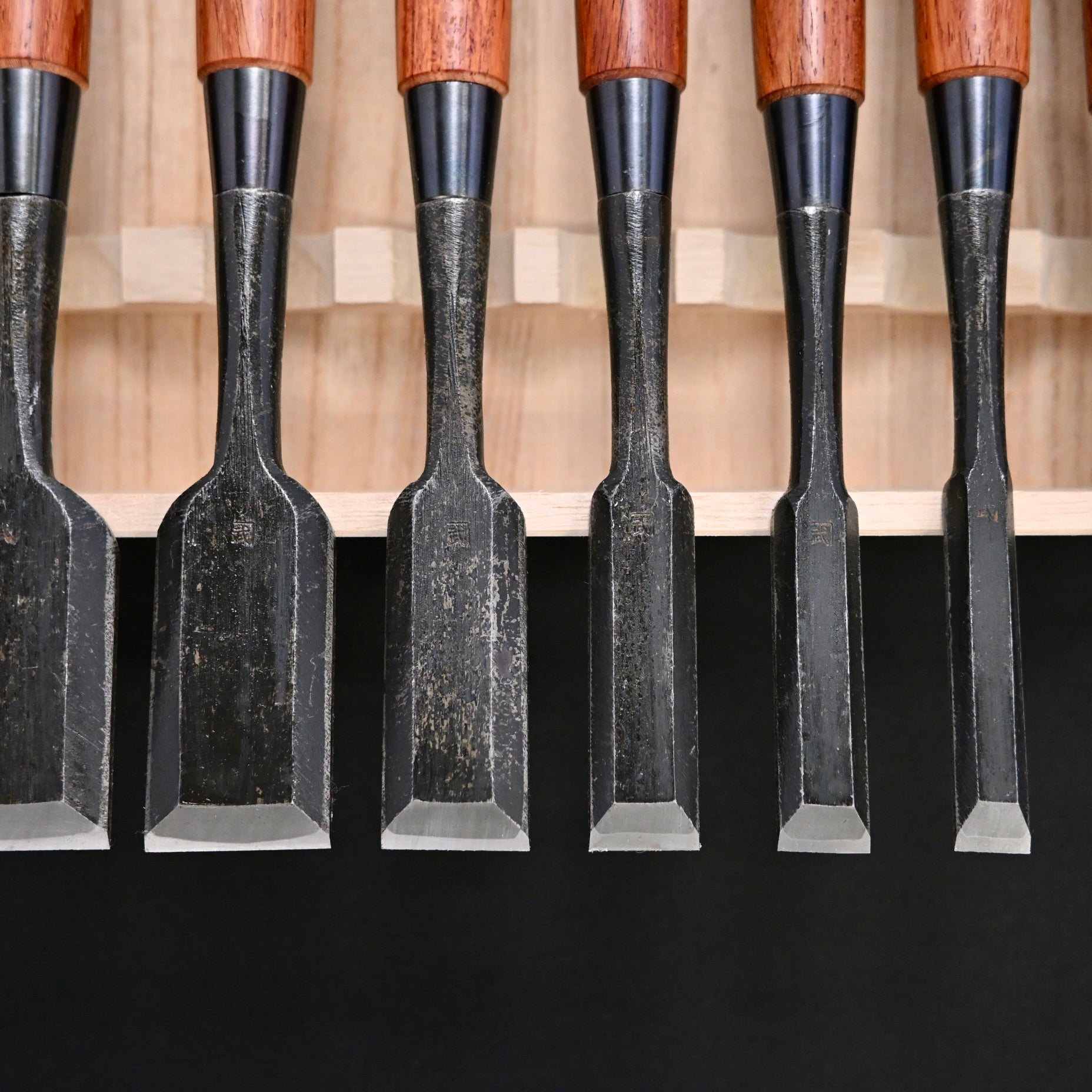 Kanetake Bench chisels set with rosewood Handle by Takahashi Norikazu  高橋典三作 カネ武 追入組鑿 紫檀柄