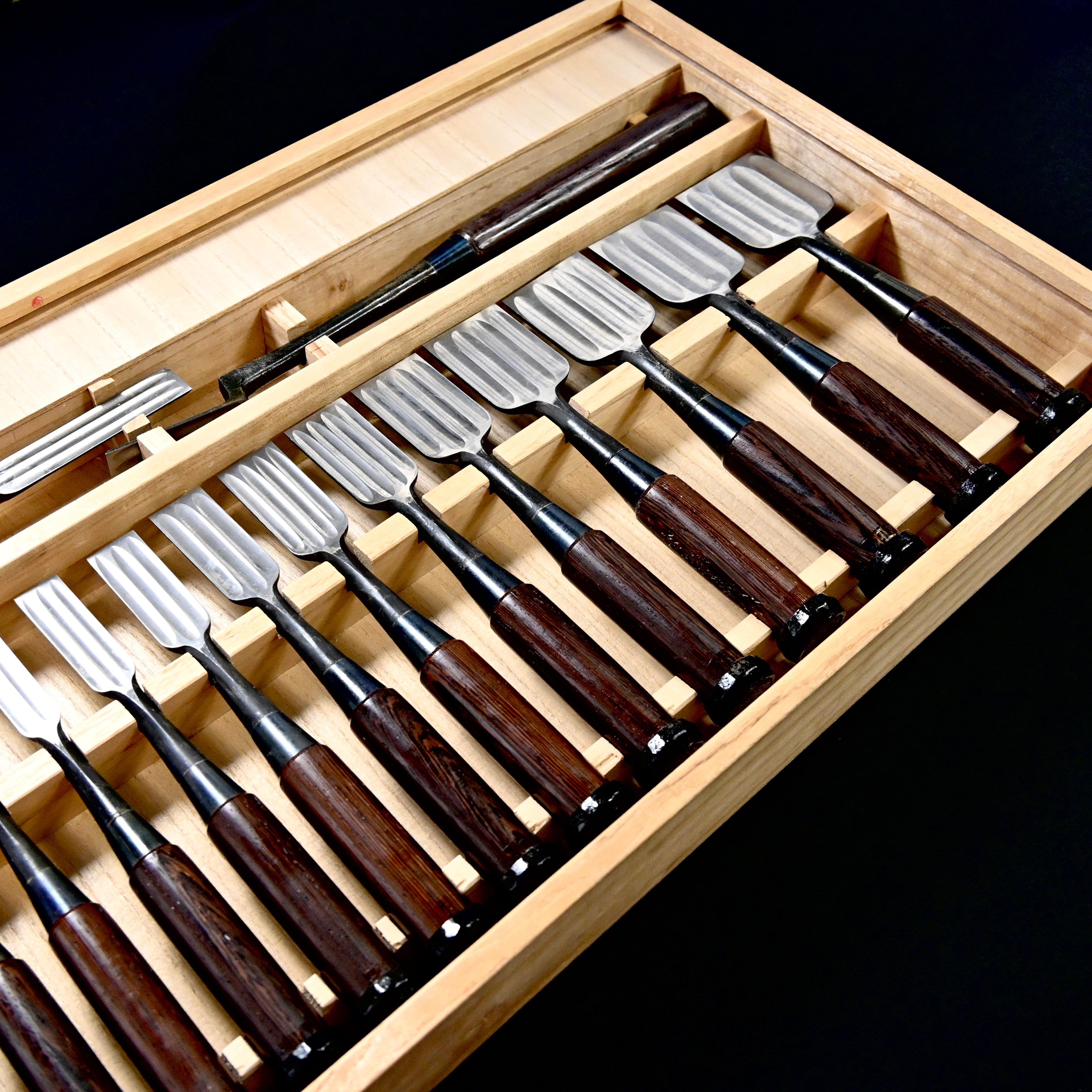 希少品  二代越孝 黒打 四ツ裏 磨仕上 20本組鑿 白紙鋼      Authentic Vintage Koshitaka Second Generation 20pc chisels set