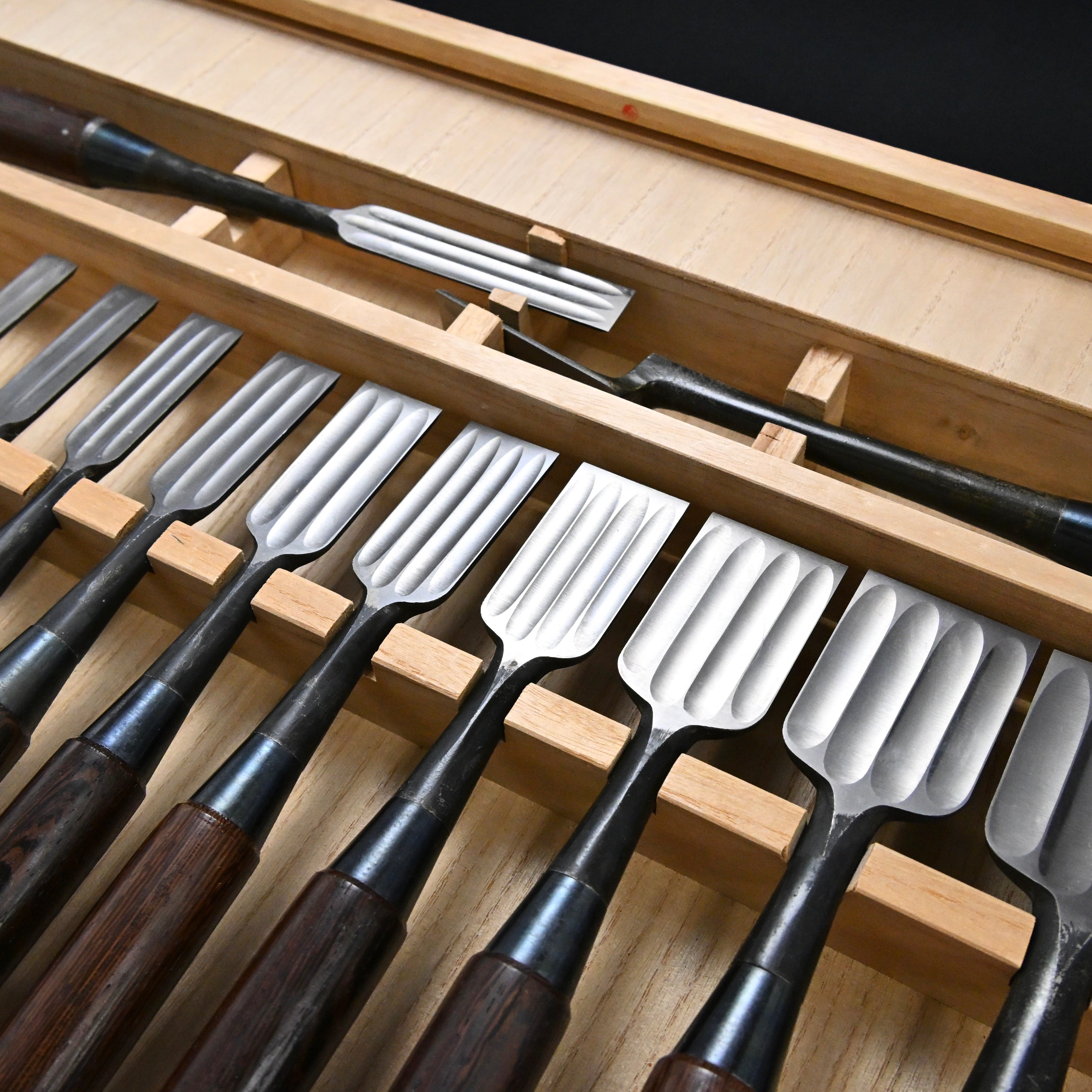 希少品  二代越孝 黒打 四ツ裏 磨仕上 20本組鑿 白紙鋼      Authentic Vintage Koshitaka Second Generation 20pc chisels set