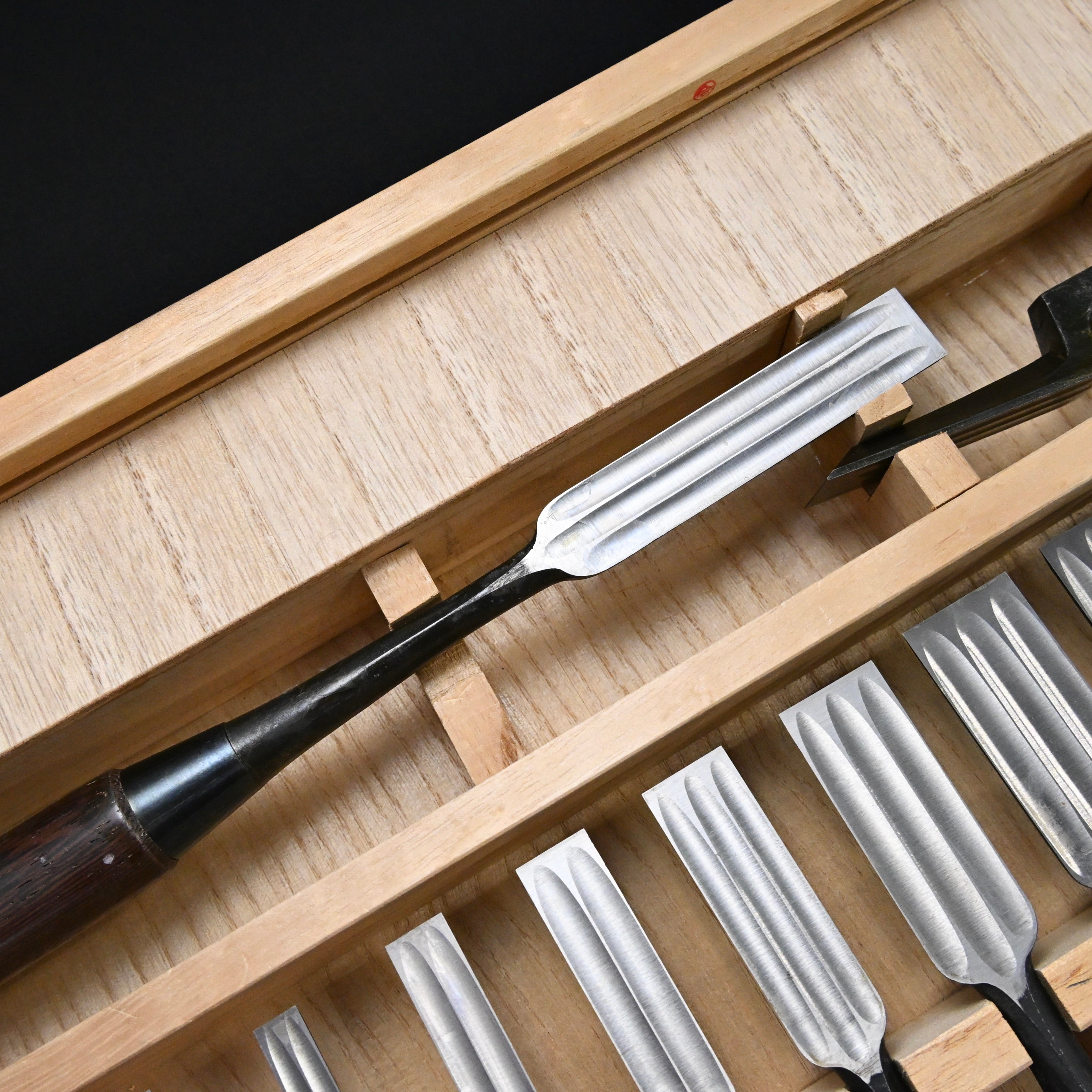 希少品  二代越孝 黒打 四ツ裏 磨仕上 20本組鑿 白紙鋼      Authentic Vintage Koshitaka Second Generation 20pc chisels set