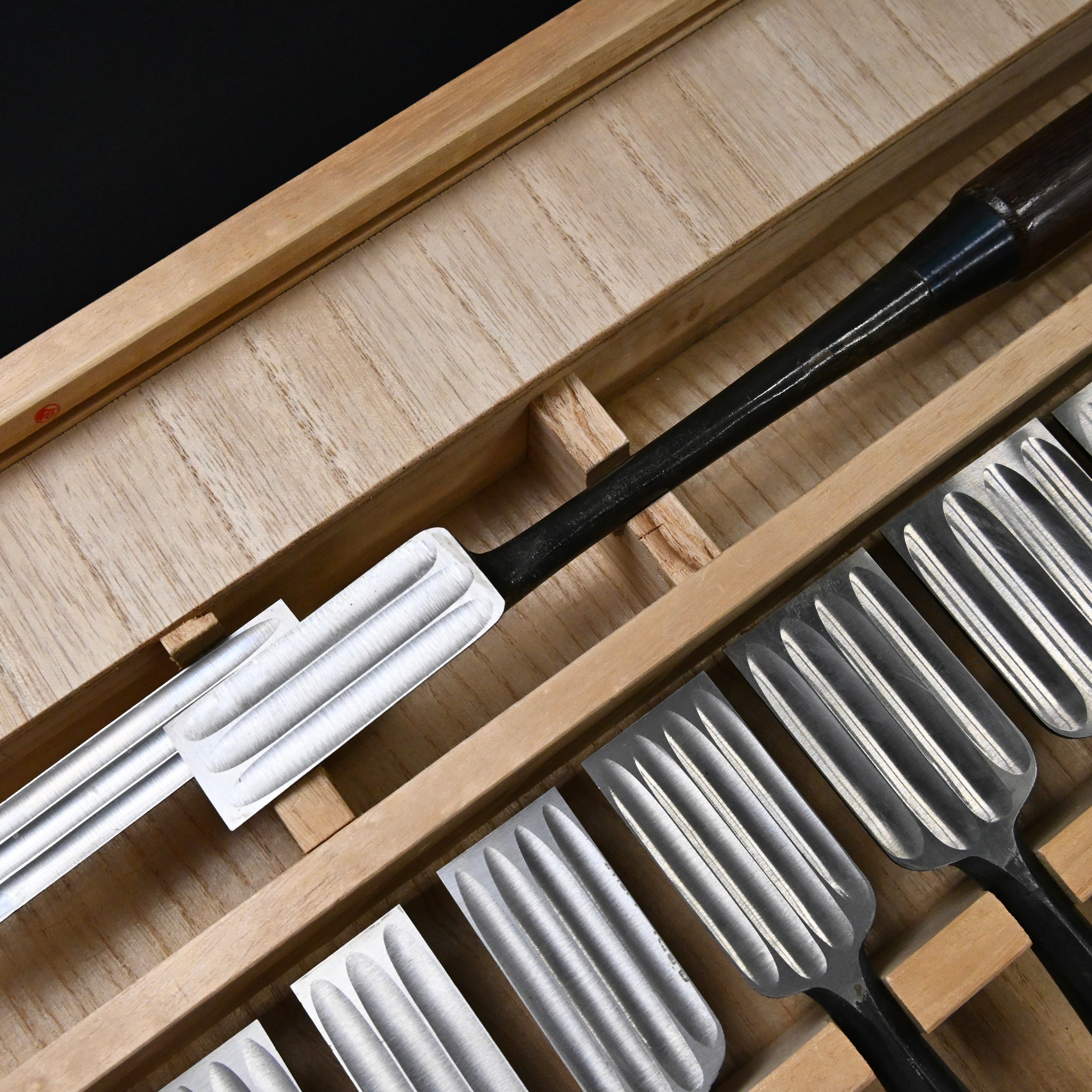 希少品  二代越孝 黒打 四ツ裏 磨仕上 20本組鑿 白紙鋼      Authentic Vintage Koshitaka Second Generation 20pc chisels set