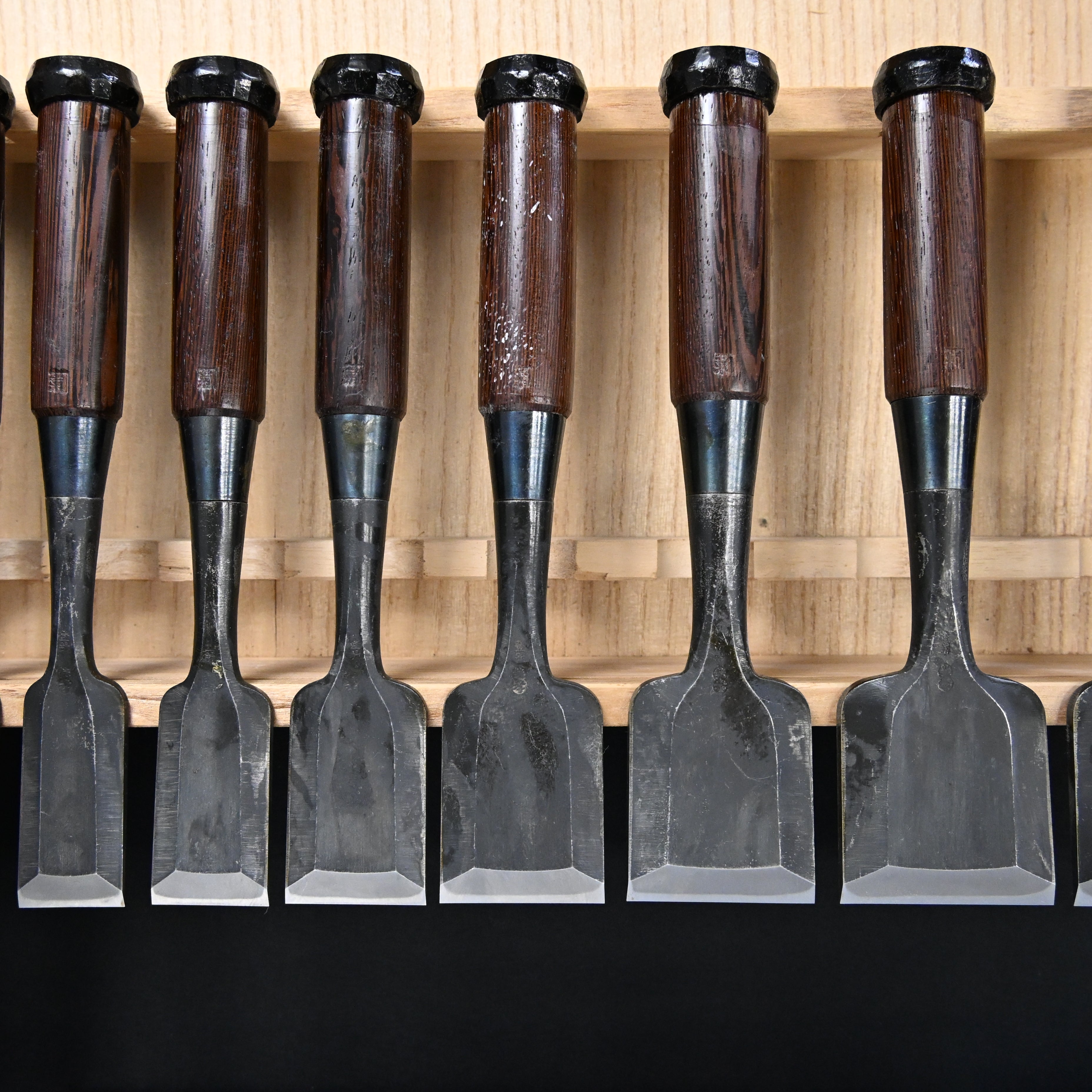 希少品  二代越孝 黒打 四ツ裏 磨仕上 20本組鑿 白紙鋼      Authentic Vintage Koshitaka Second Generation 20pc chisels set