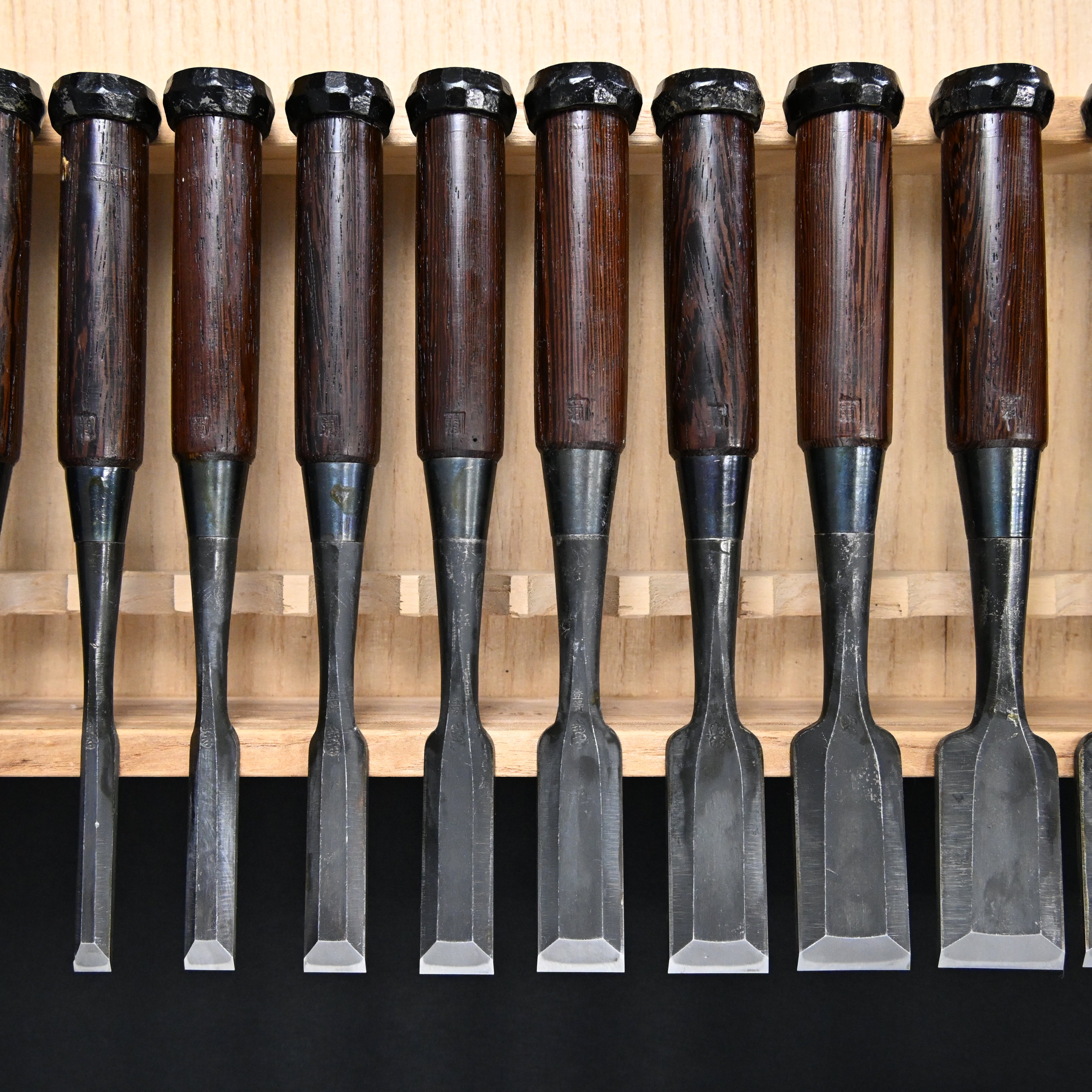 希少品  二代越孝 黒打 四ツ裏 磨仕上 20本組鑿 白紙鋼      Authentic Vintage Koshitaka Second Generation 20pc chisels set